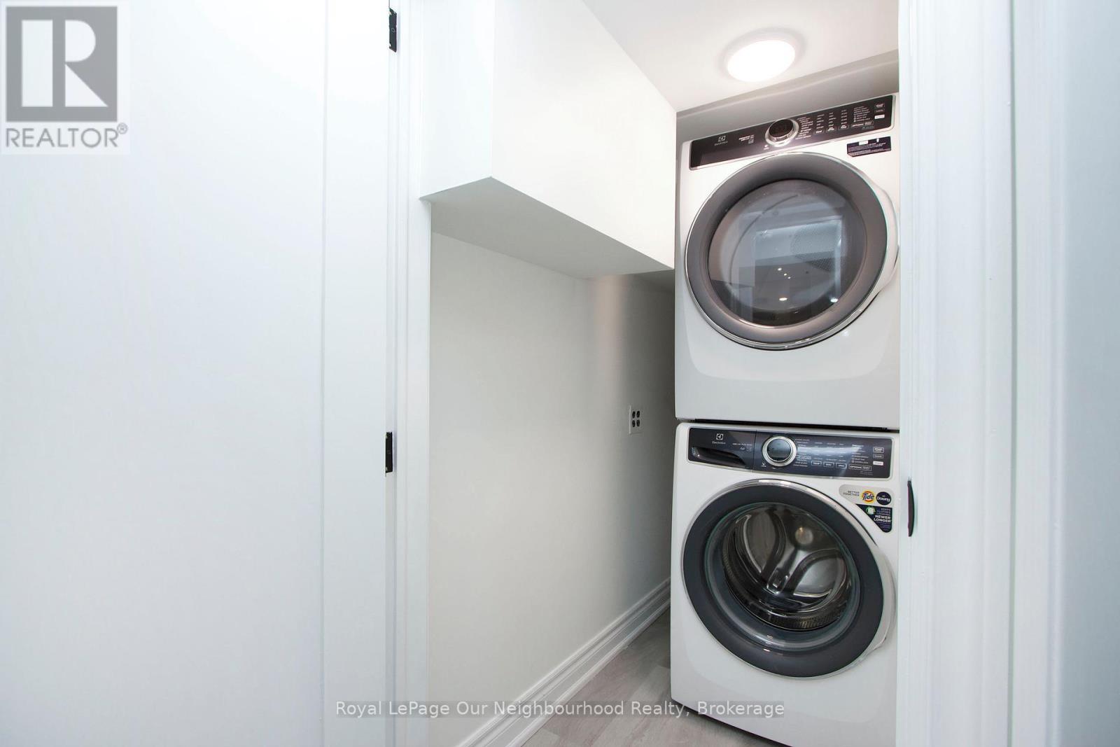 












6 WESTACOTT CRESCENT

,
Ajax (Northwest Ajax),




Ontario
L1T4H6

