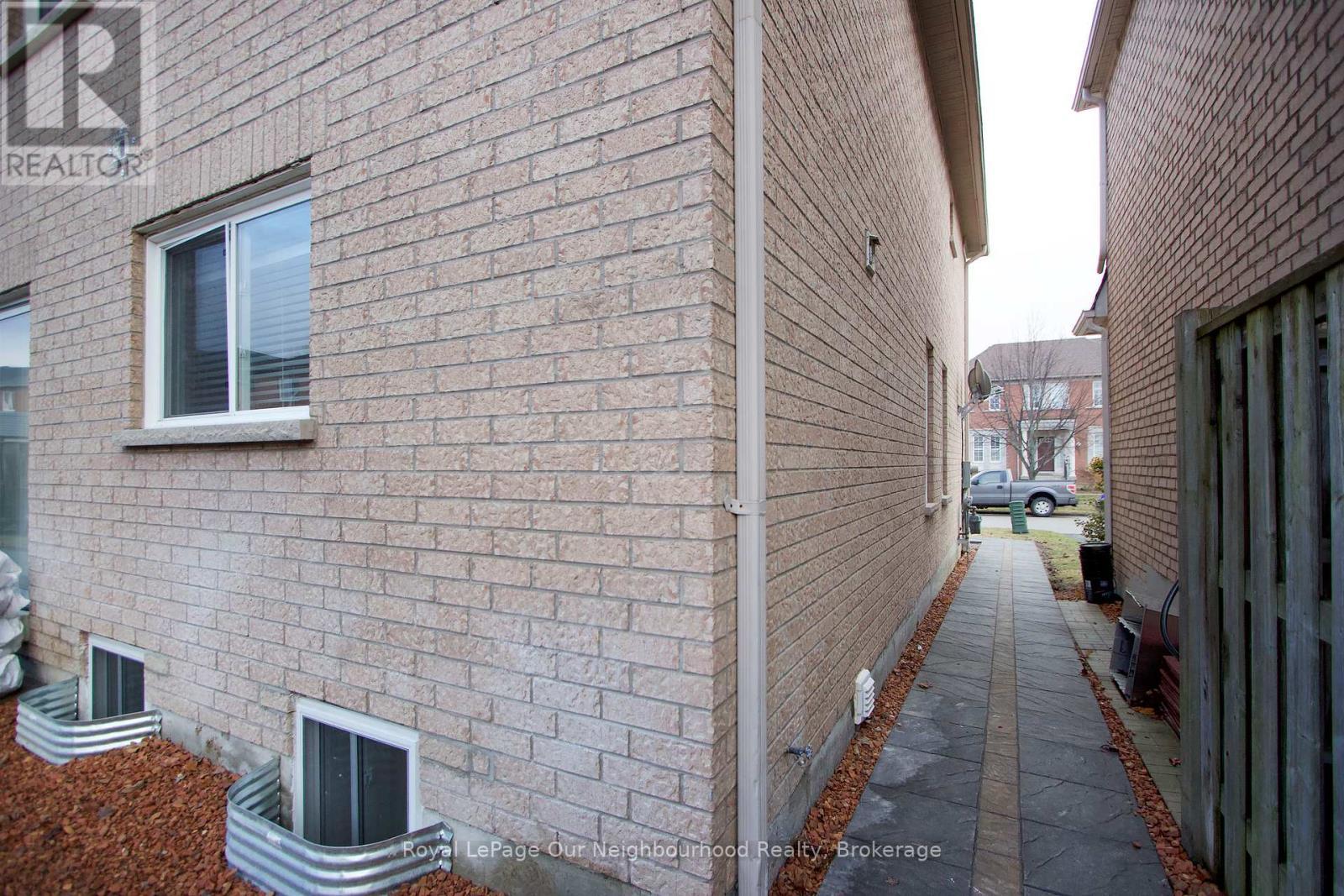 












6 WESTACOTT CRESCENT

,
Ajax (Northwest Ajax),




Ontario
L1T4H6

