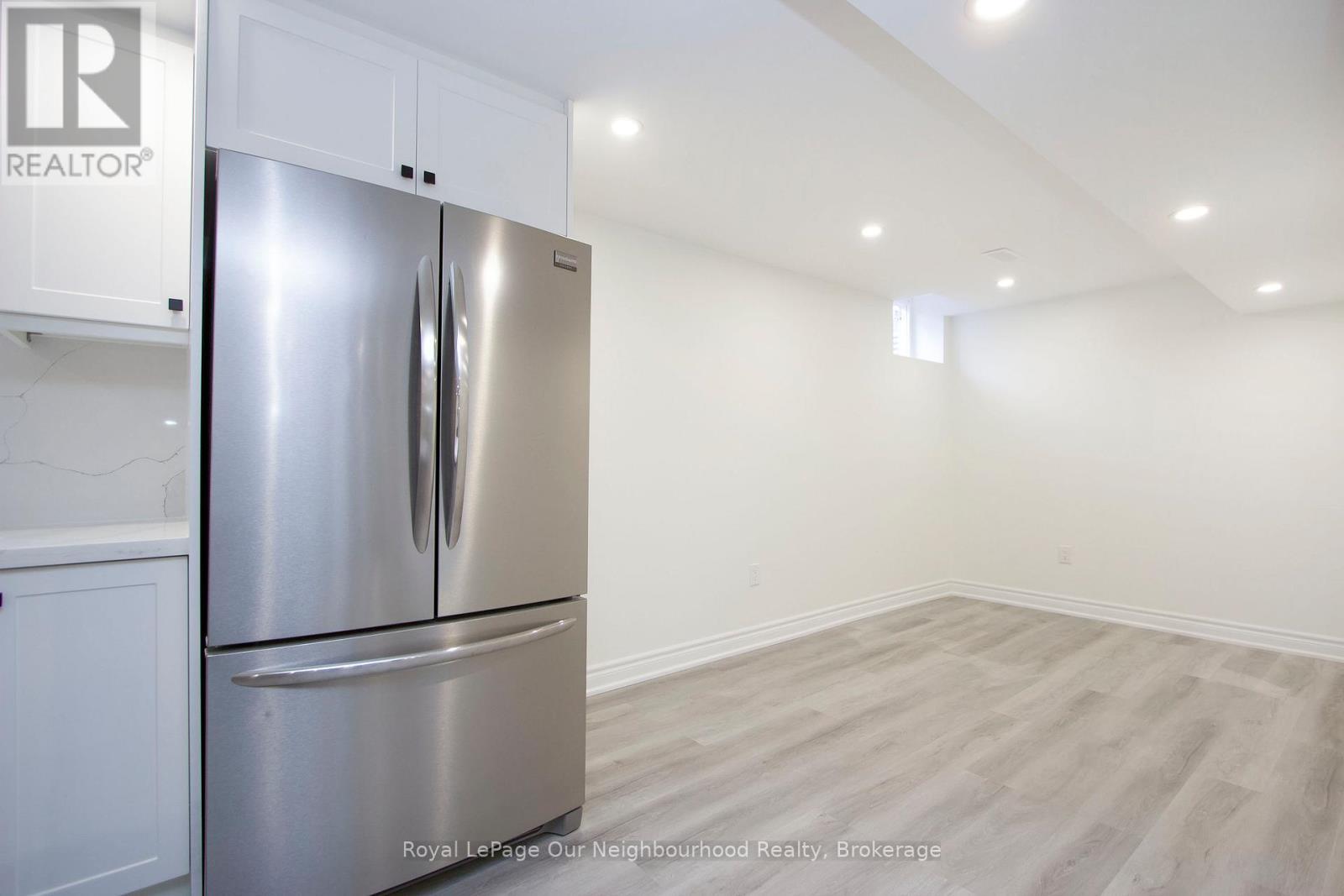 












6 WESTACOTT CRESCENT

,
Ajax (Northwest Ajax),




Ontario
L1T4H6

