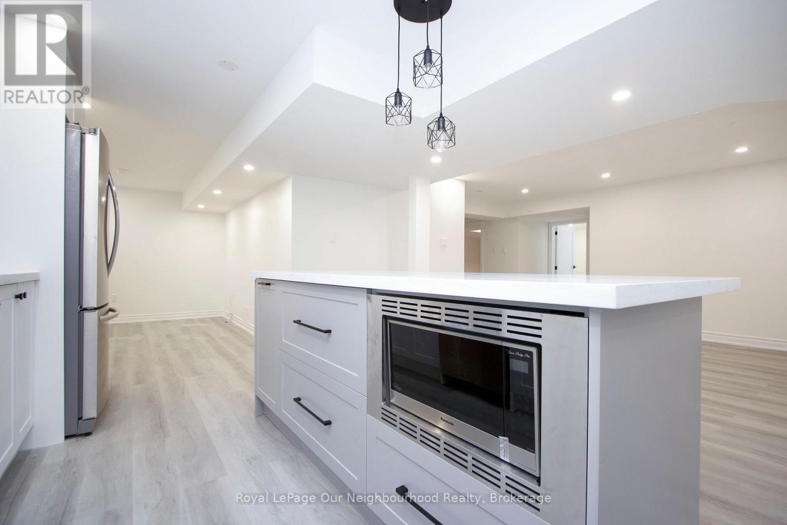 












6 WESTACOTT CRESCENT

,
Ajax (Northwest Ajax),




Ontario
L1T4H6

