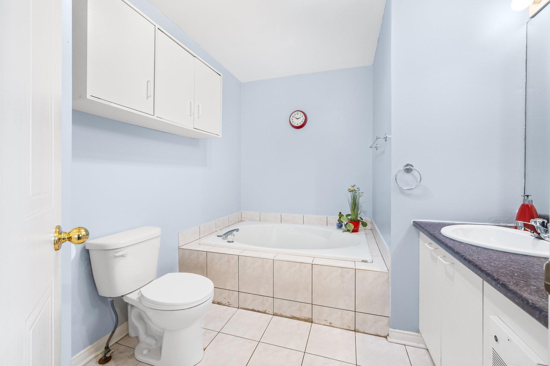 









4124


Av. de la Renaissance

,
Laval (Sainte-Rose),




QC
H7L3X2

