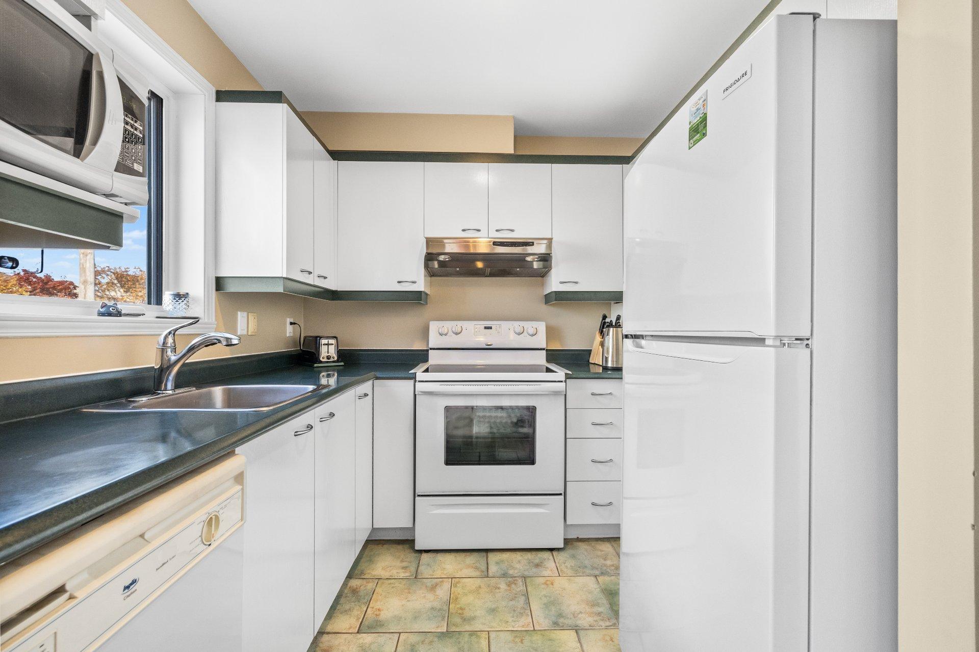 









4124


Av. de la Renaissance

,
Laval (Sainte-Rose),




QC
H7L3X2

