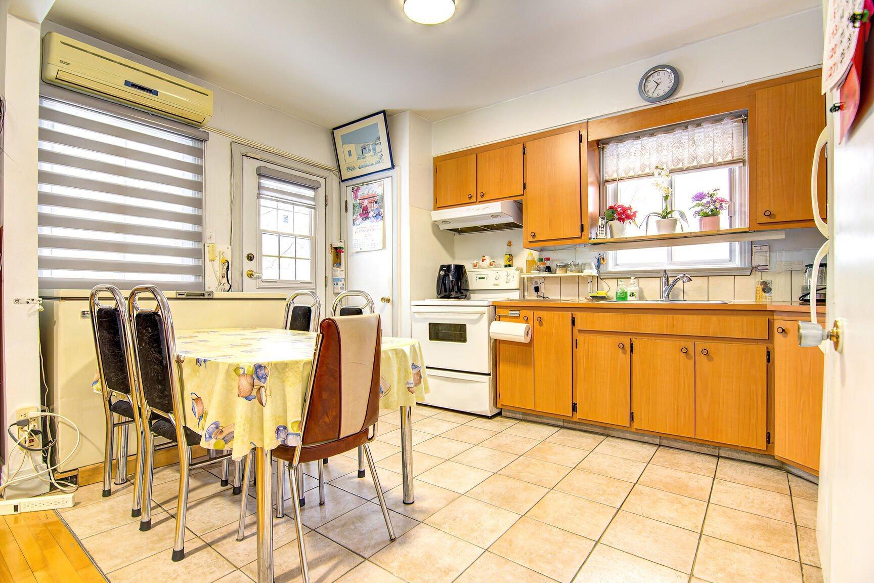 









10540

 - 10542


Av. Papineau

,
Montréal (Ahuntsic-Cartierville),




QC
H2B2A5

