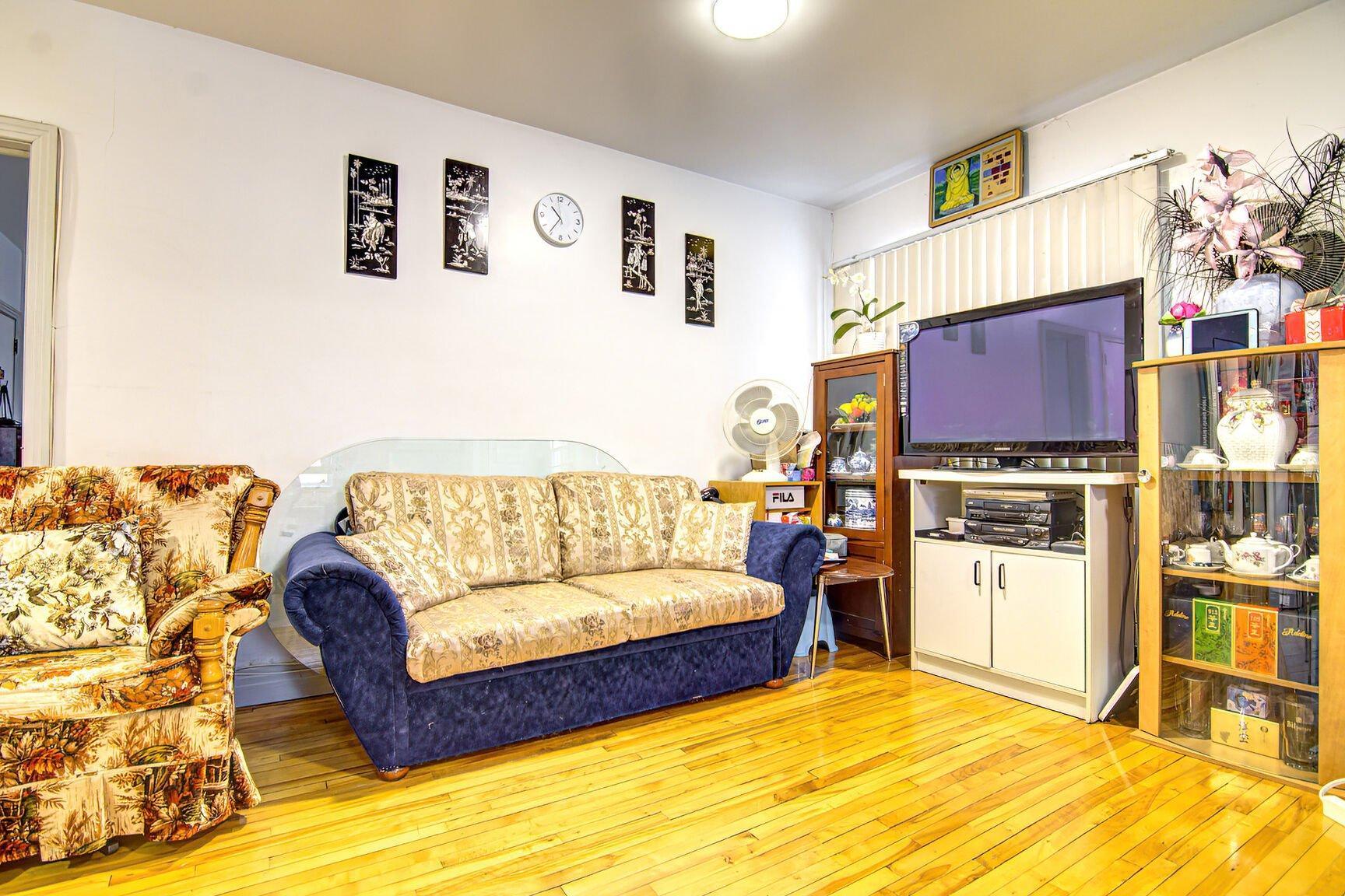 









10540

 - 10542


Av. Papineau

,
Montréal (Ahuntsic-Cartierville),




QC
H2B2A5

