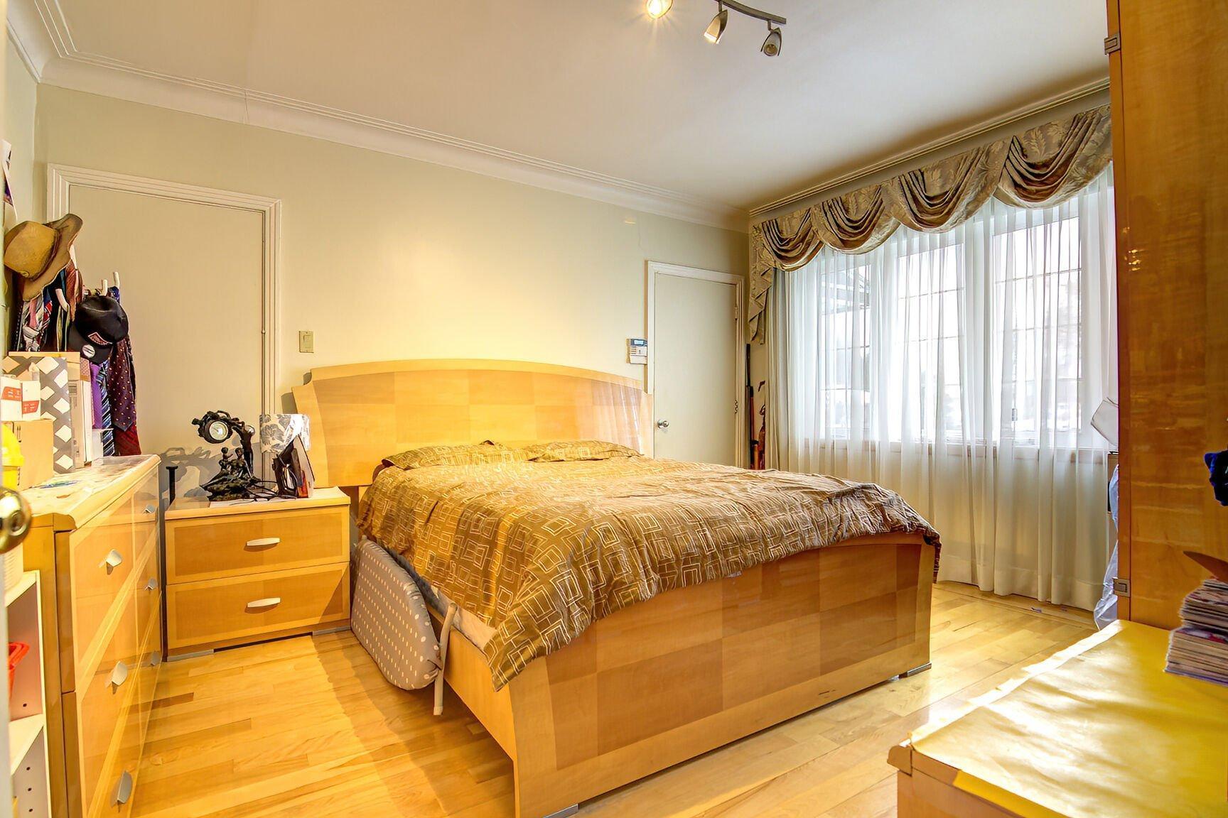 









10540

 - 10542


Av. Papineau

,
Montréal (Ahuntsic-Cartierville),




QC
H2B2A5

