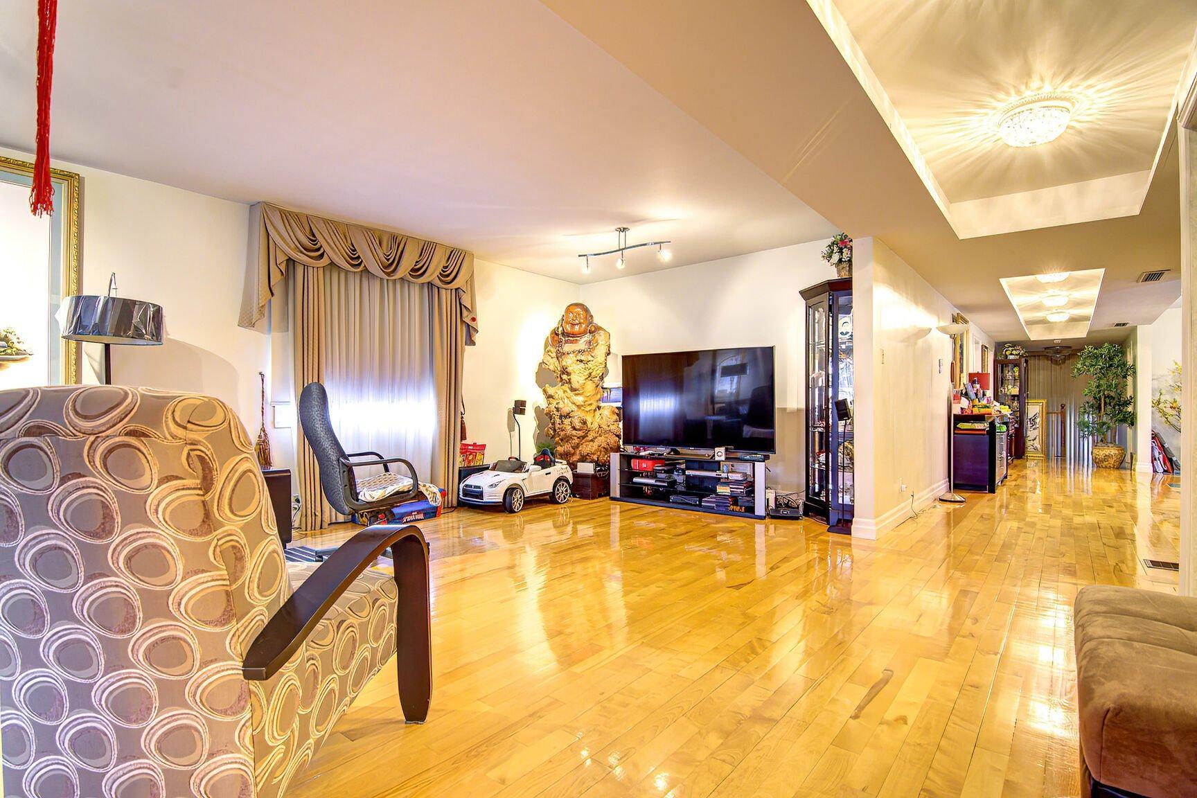 









10540

 - 10542


Av. Papineau

,
Montréal (Ahuntsic-Cartierville),




QC
H2B2A5

