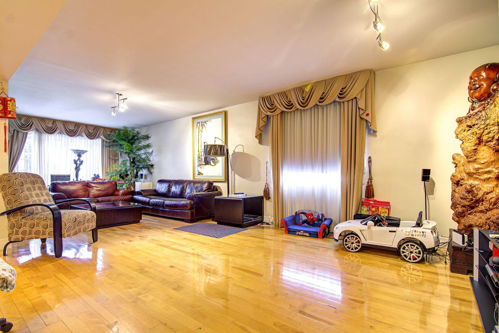 









10540

 - 10542


Av. Papineau

,
Montréal (Ahuntsic-Cartierville),




QC
H2B2A5

