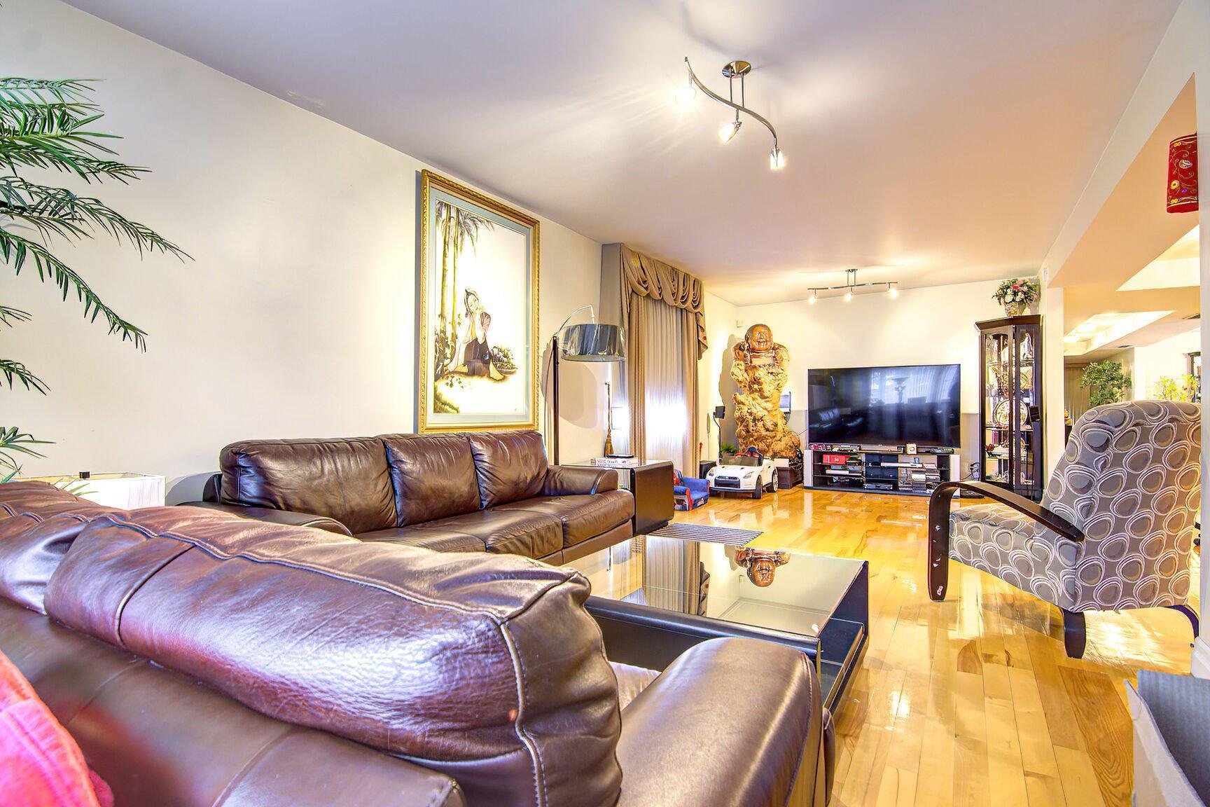 









10540

 - 10542


Av. Papineau

,
Montréal (Ahuntsic-Cartierville),




QC
H2B2A5

