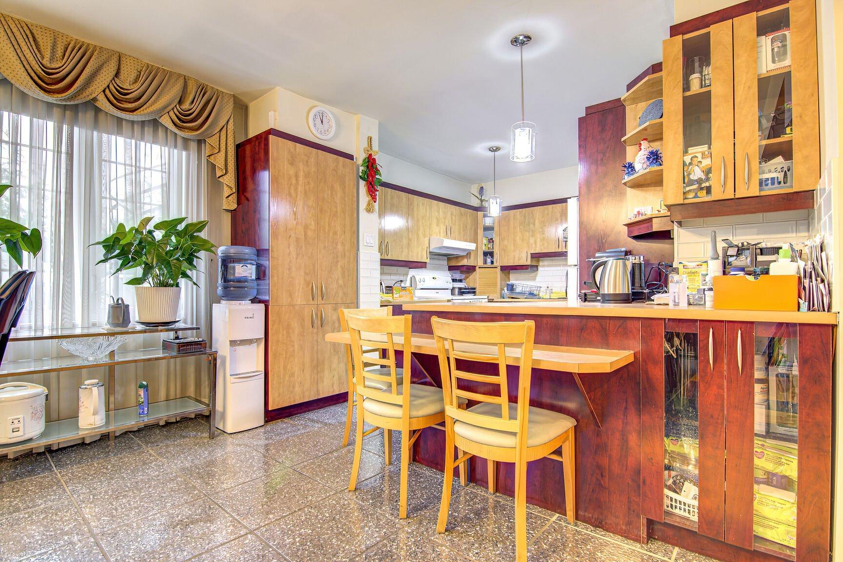 









10540

 - 10542


Av. Papineau

,
Montréal (Ahuntsic-Cartierville),




QC
H2B2A5

