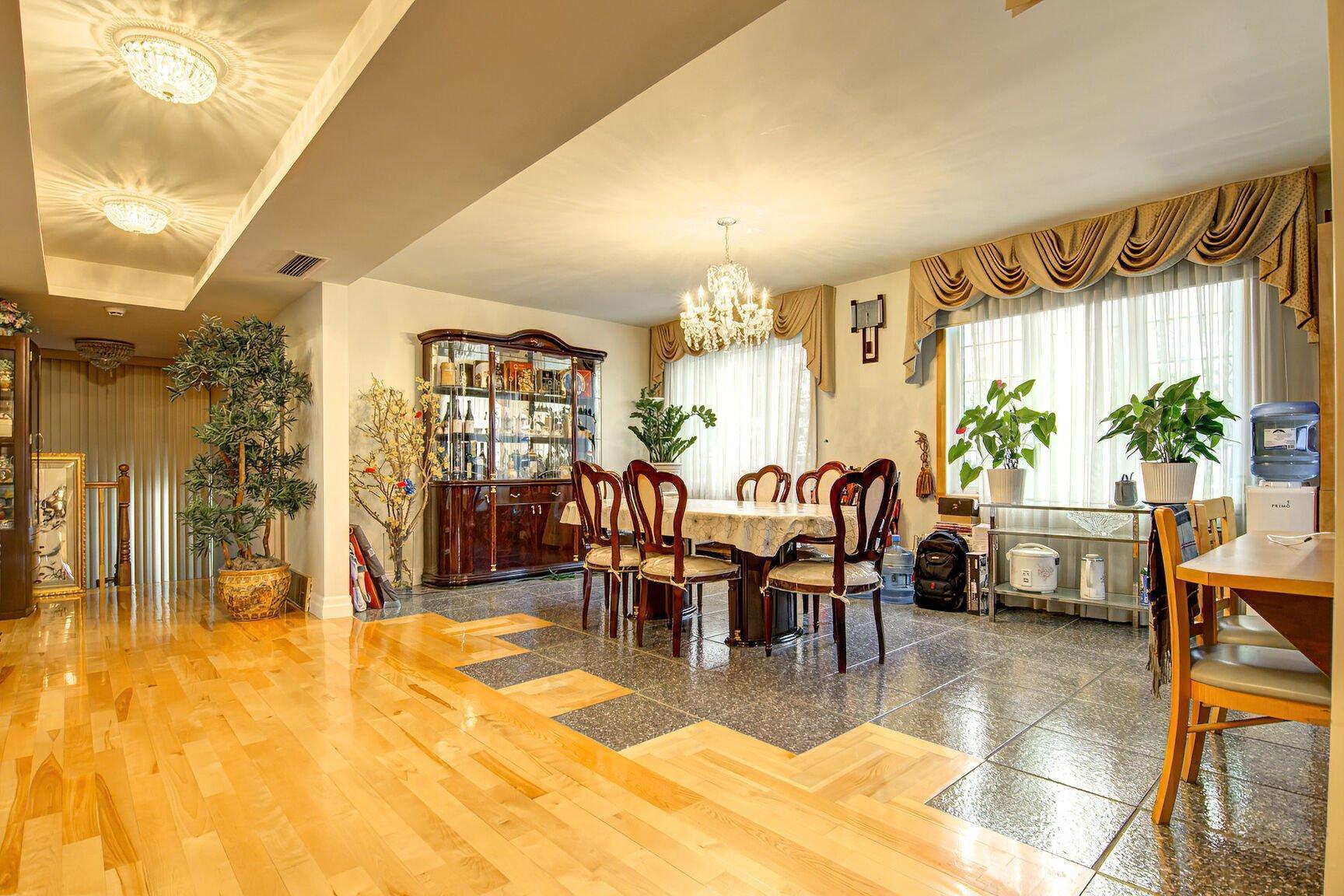 









10540

 - 10542


Av. Papineau

,
Montréal (Ahuntsic-Cartierville),




QC
H2B2A5

