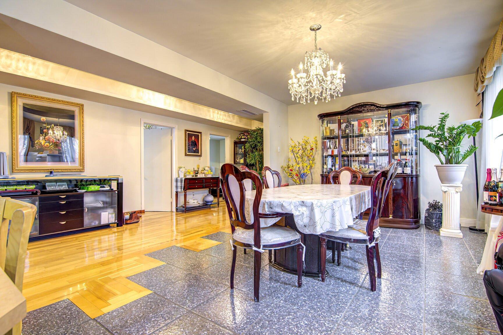 









10540

 - 10542


Av. Papineau

,
Montréal (Ahuntsic-Cartierville),




QC
H2B2A5

