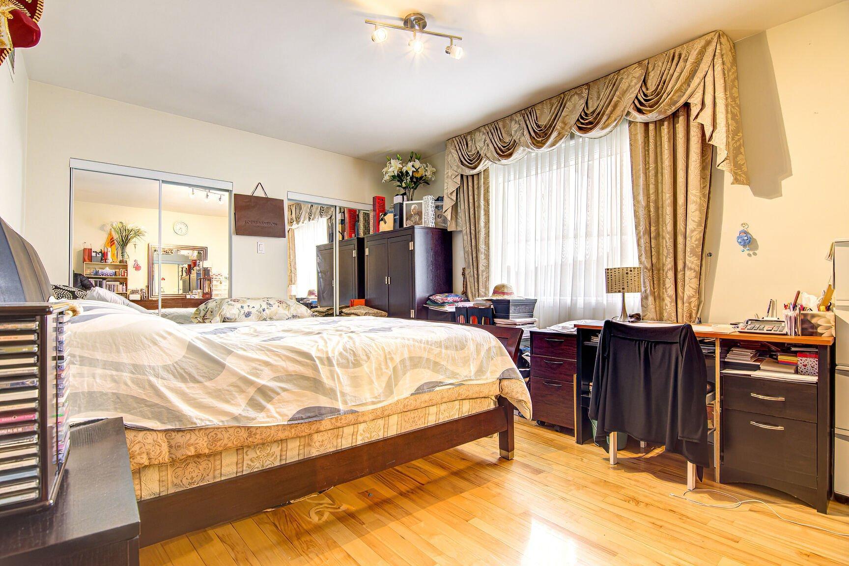 









10540

 - 10542


Av. Papineau

,
Montréal (Ahuntsic-Cartierville),




QC
H2B2A5

