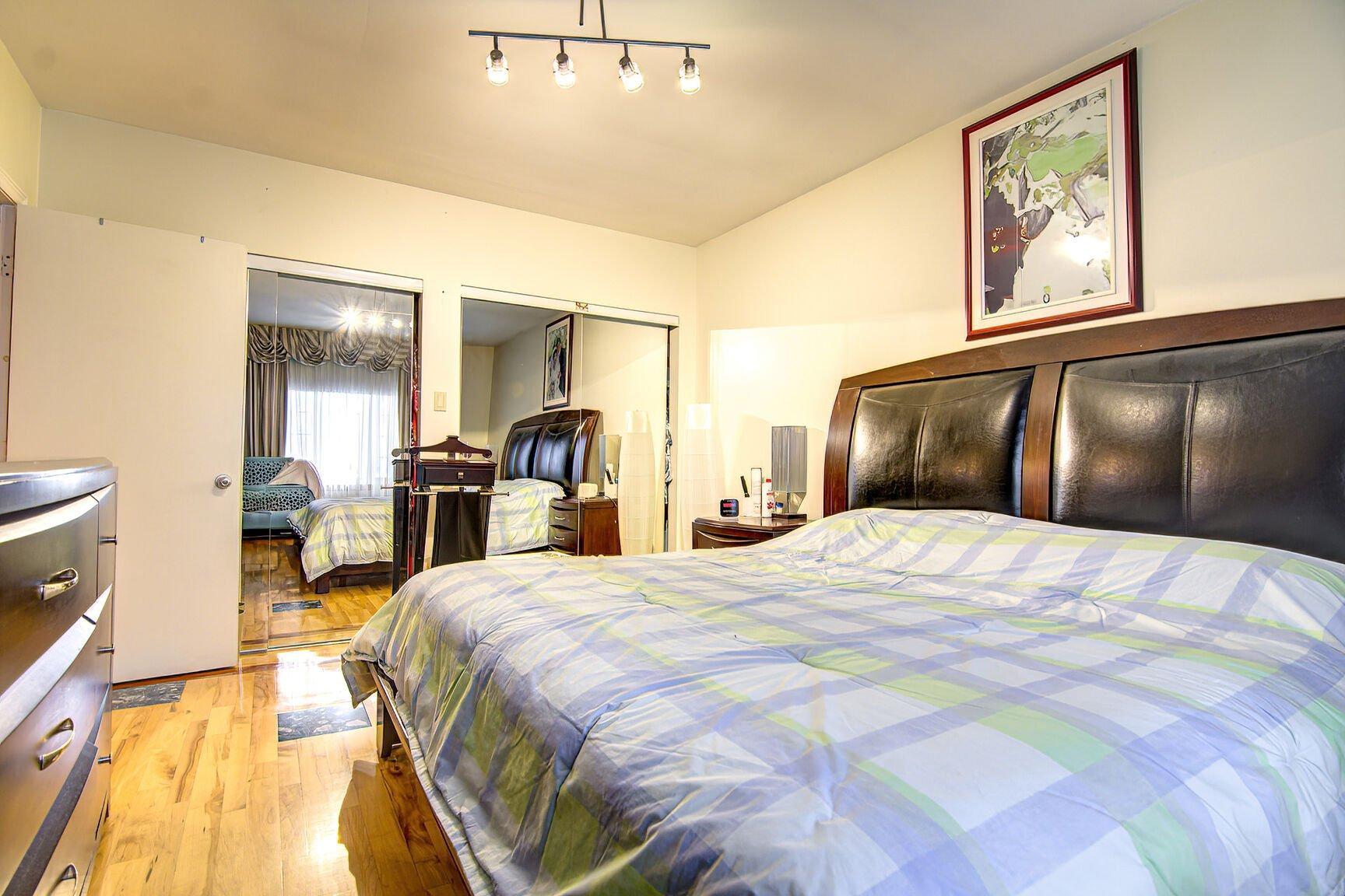 









10540

 - 10542


Av. Papineau

,
Montréal (Ahuntsic-Cartierville),




QC
H2B2A5

