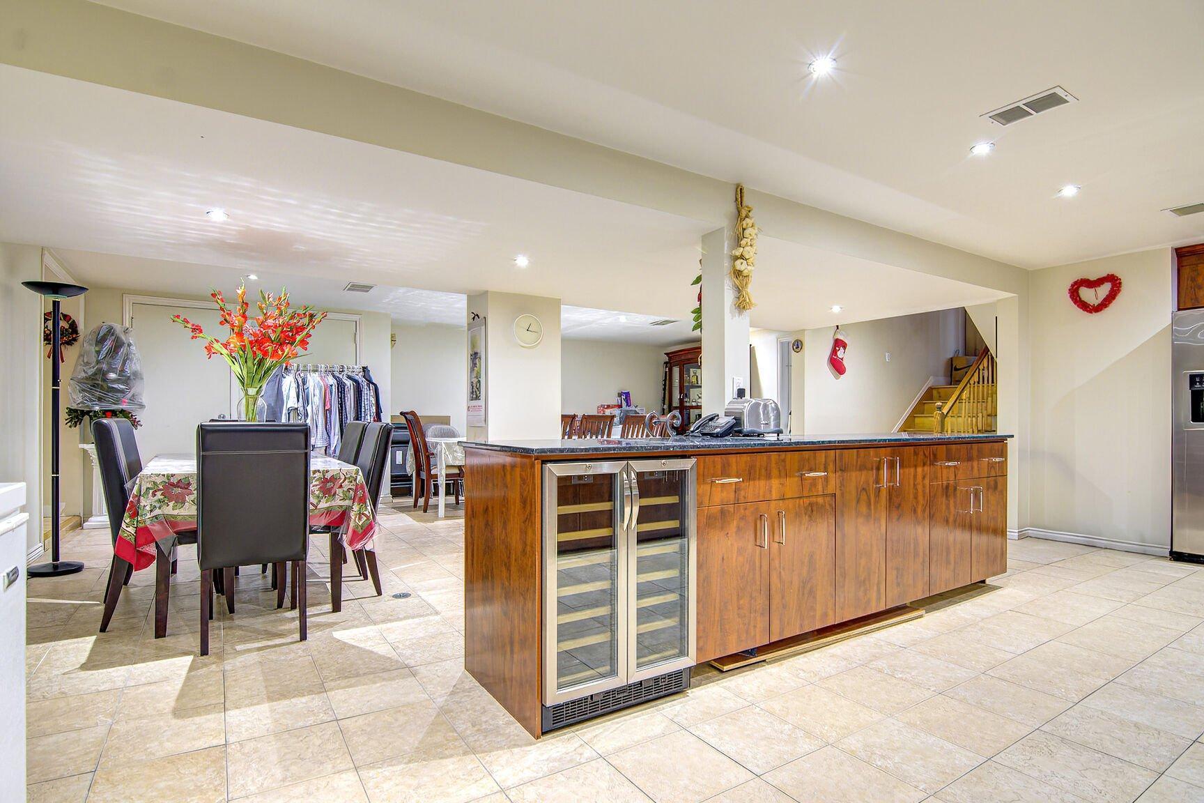 









10540

 - 10542


Av. Papineau

,
Montréal (Ahuntsic-Cartierville),




QC
H2B2A5

