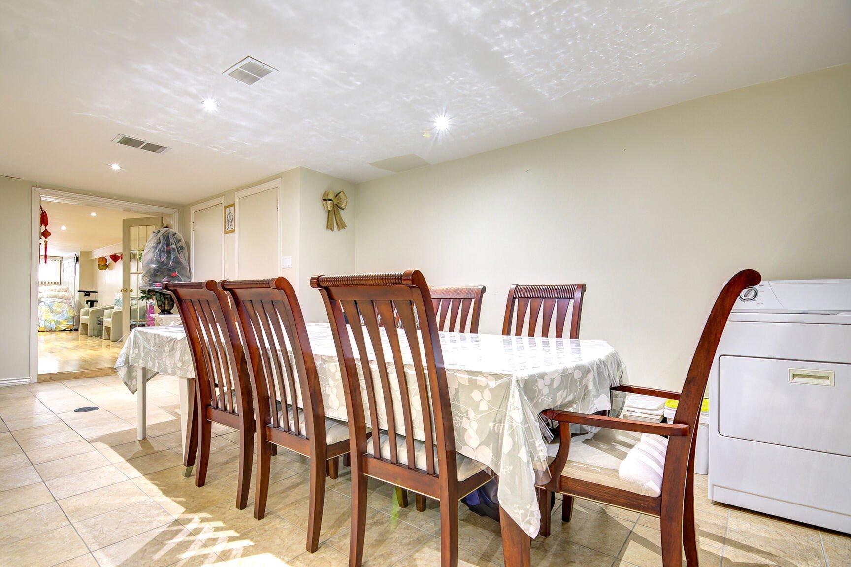 









10540

 - 10542


Av. Papineau

,
Montréal (Ahuntsic-Cartierville),




QC
H2B2A5

