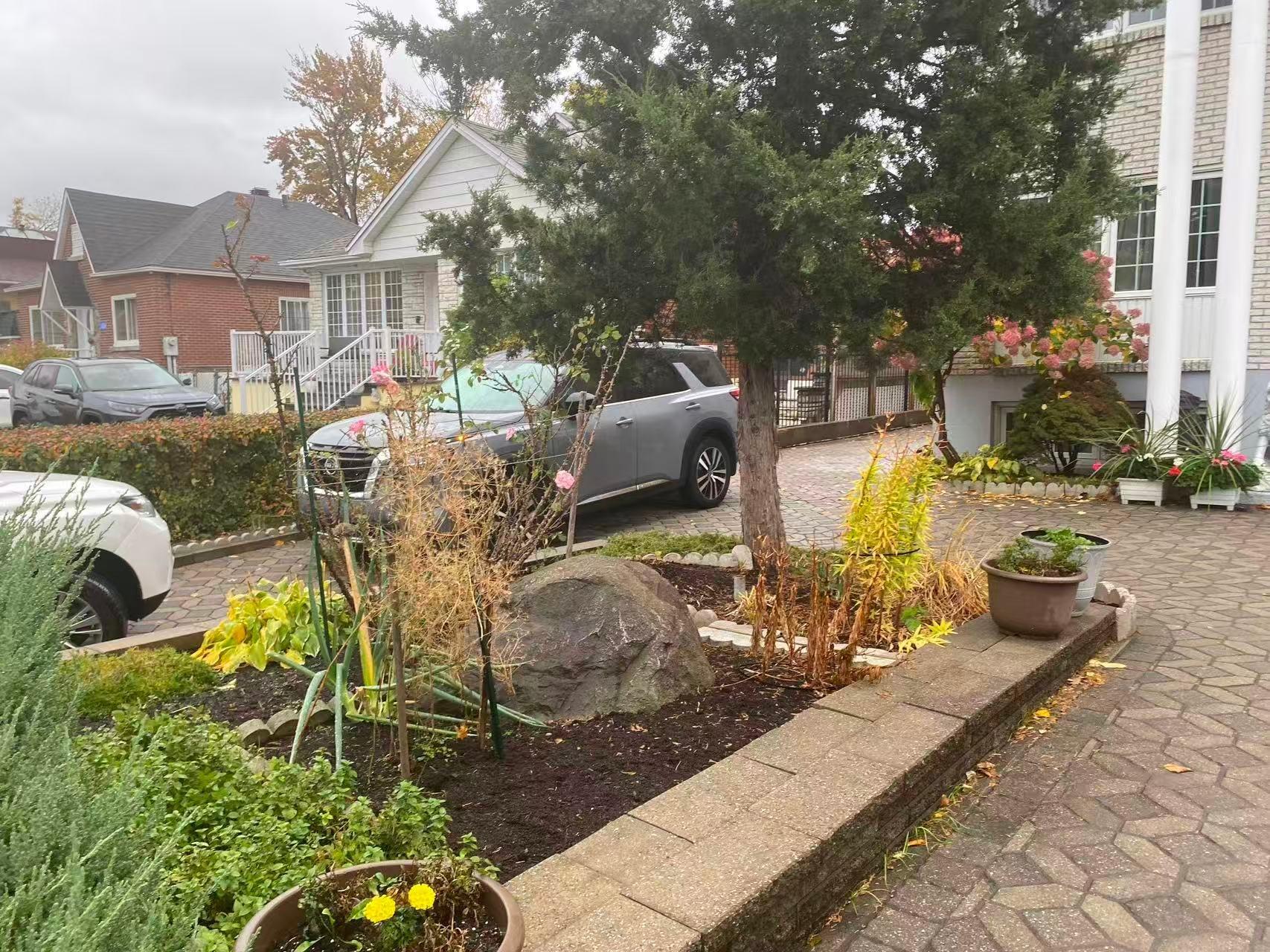 









10540

 - 10542


Av. Papineau

,
Montréal (Ahuntsic-Cartierville),




QC
H2B2A5

