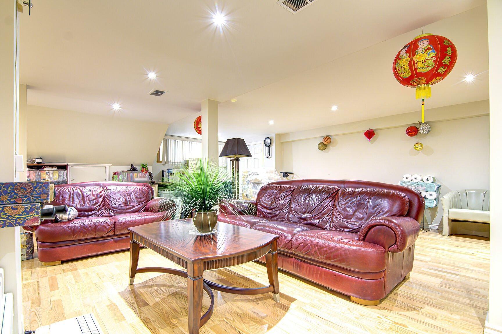 









10540

 - 10542


Av. Papineau

,
Montréal (Ahuntsic-Cartierville),




QC
H2B2A5

