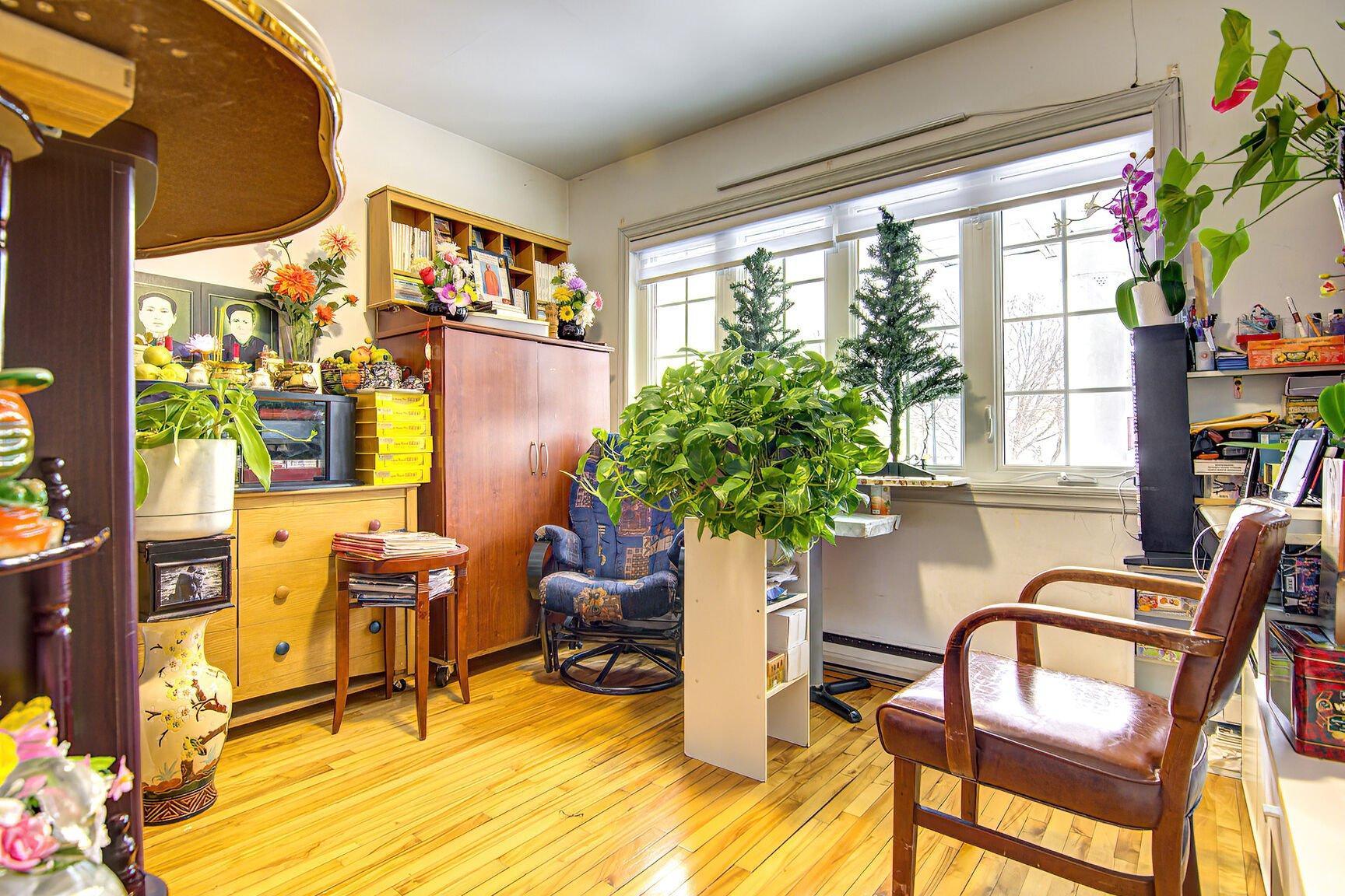 









10540

 - 10542


Av. Papineau

,
Montréal (Ahuntsic-Cartierville),




QC
H2B2A5

