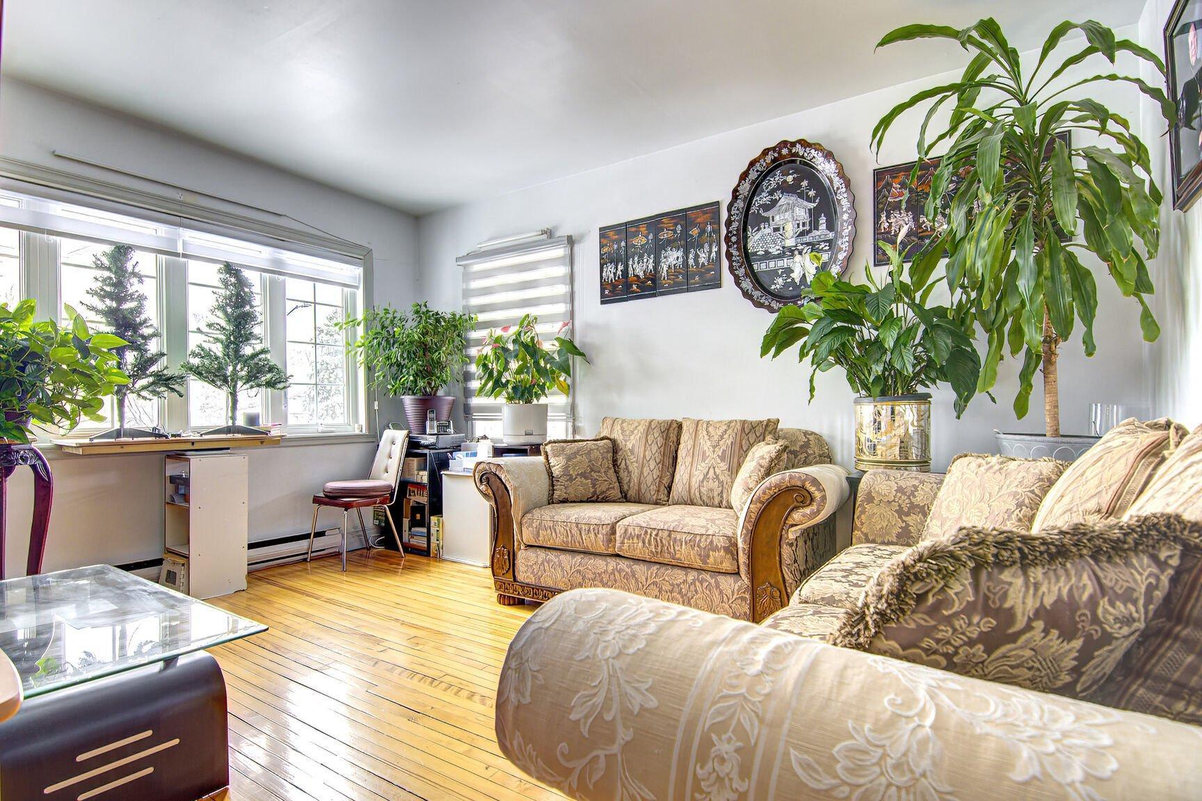 









10540

 - 10542


Av. Papineau

,
Montréal (Ahuntsic-Cartierville),




QC
H2B2A5

