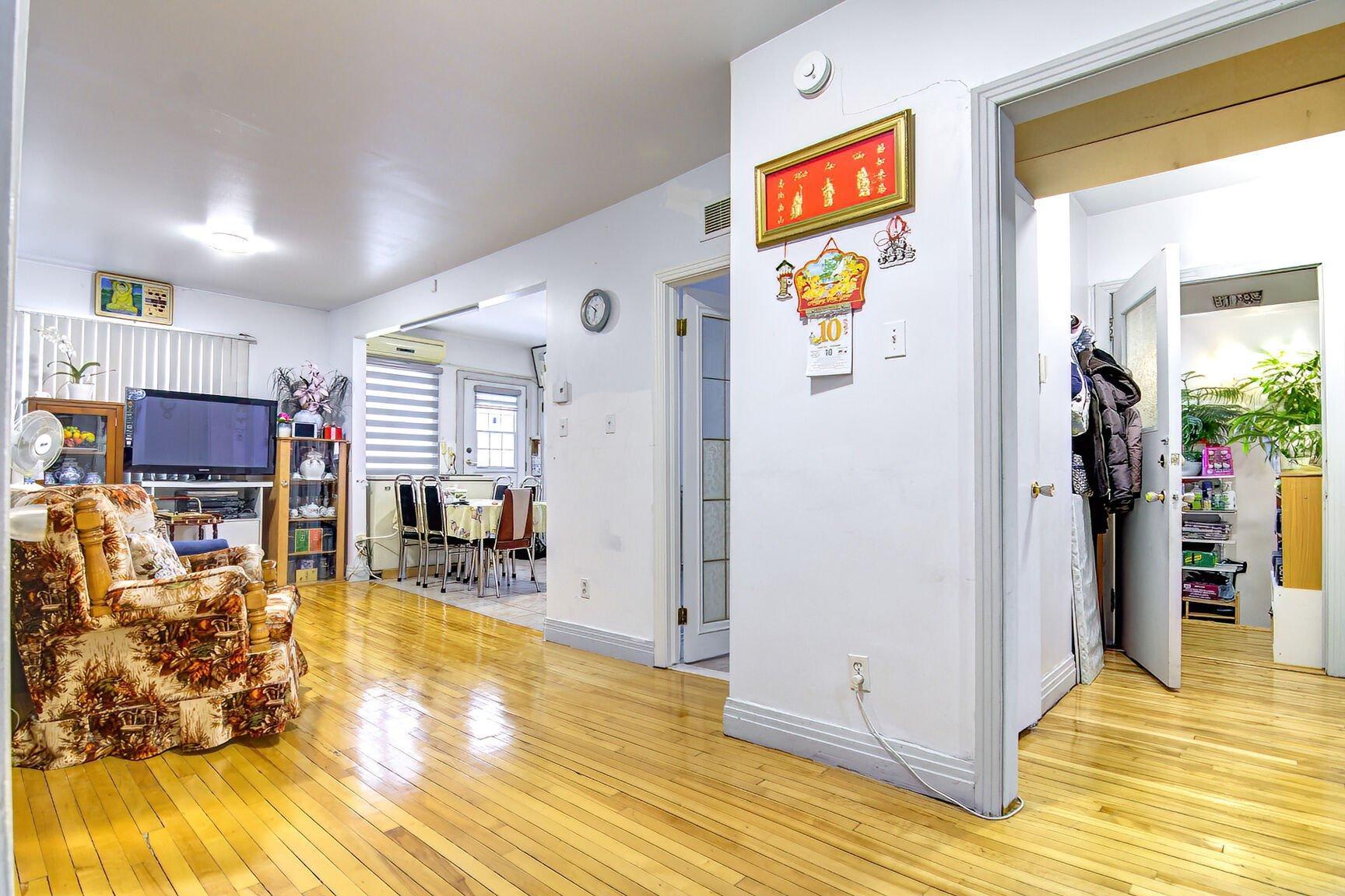 









10540

 - 10542


Av. Papineau

,
Montréal (Ahuntsic-Cartierville),




QC
H2B2A5

