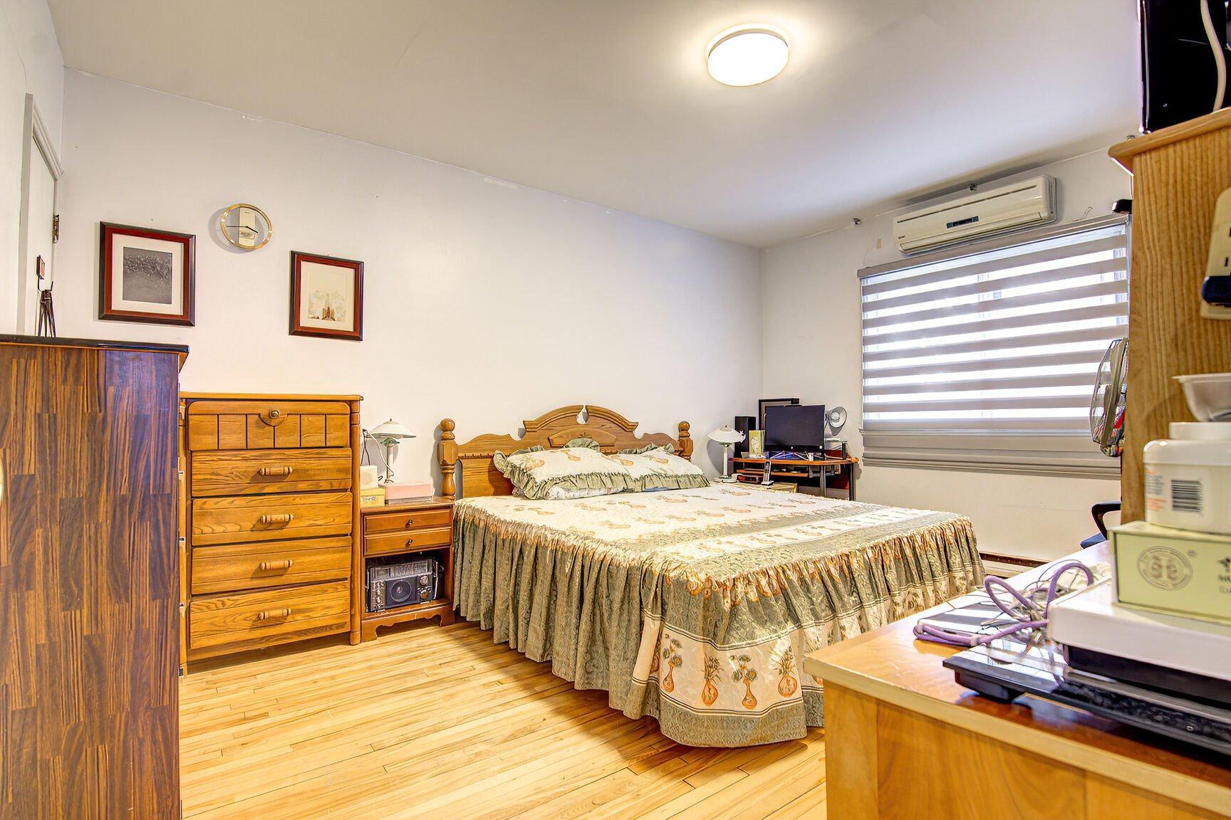 









10540

 - 10542


Av. Papineau

,
Montréal (Ahuntsic-Cartierville),




QC
H2B2A5

