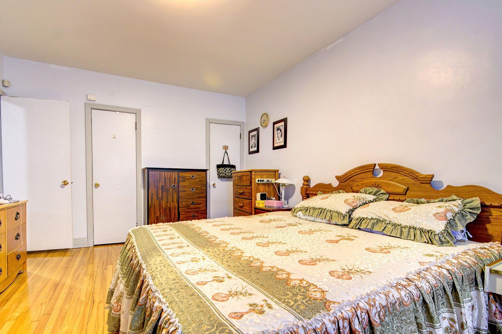 









10540

 - 10542


Av. Papineau

,
Montréal (Ahuntsic-Cartierville),




QC
H2B2A5

