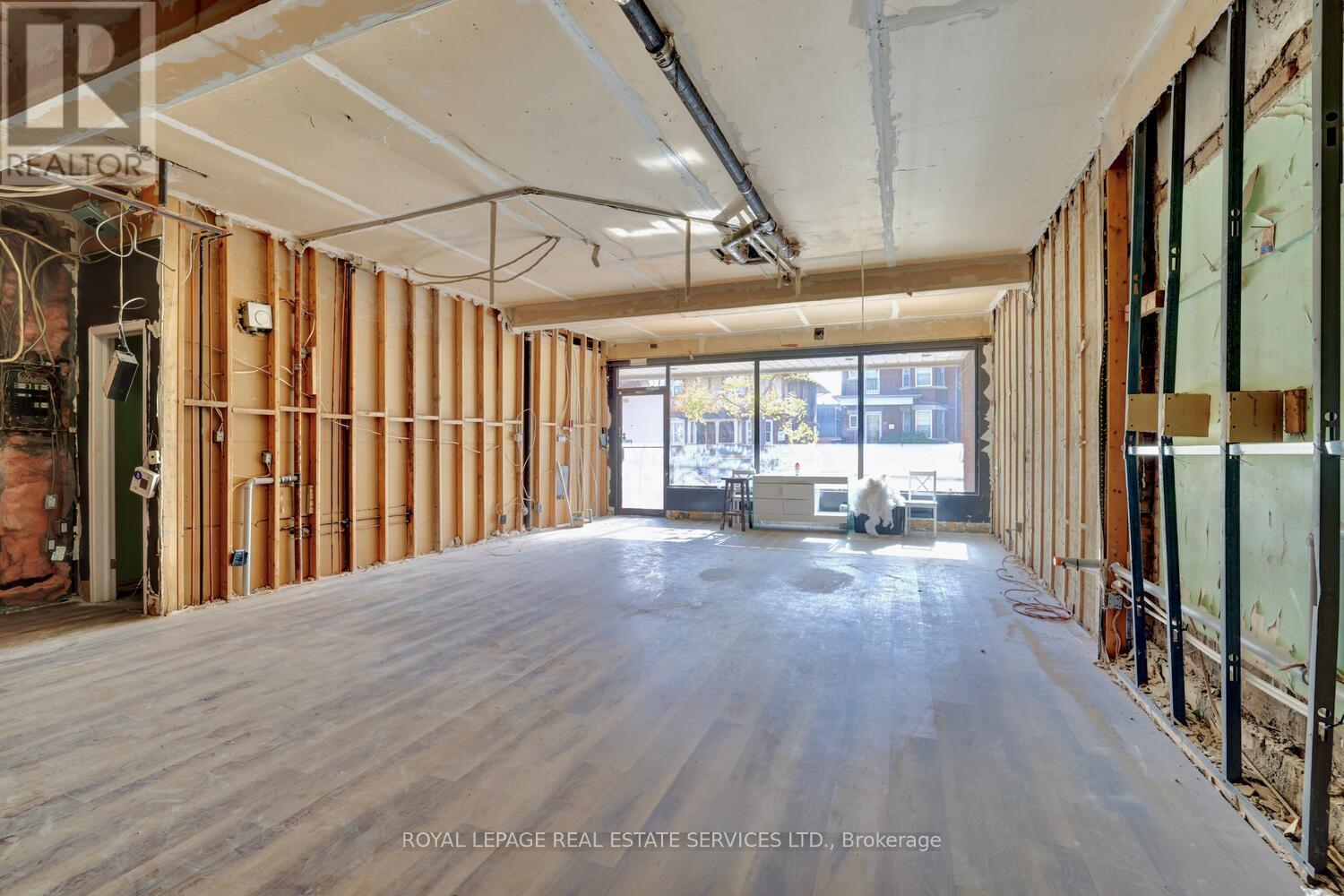 












894 COLLEGE STREET

,
Toronto,




Ontario
M6H1A4

