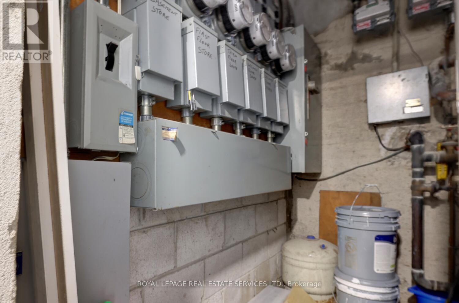 












894 COLLEGE STREET

,
Toronto,




Ontario
M6H1A4

