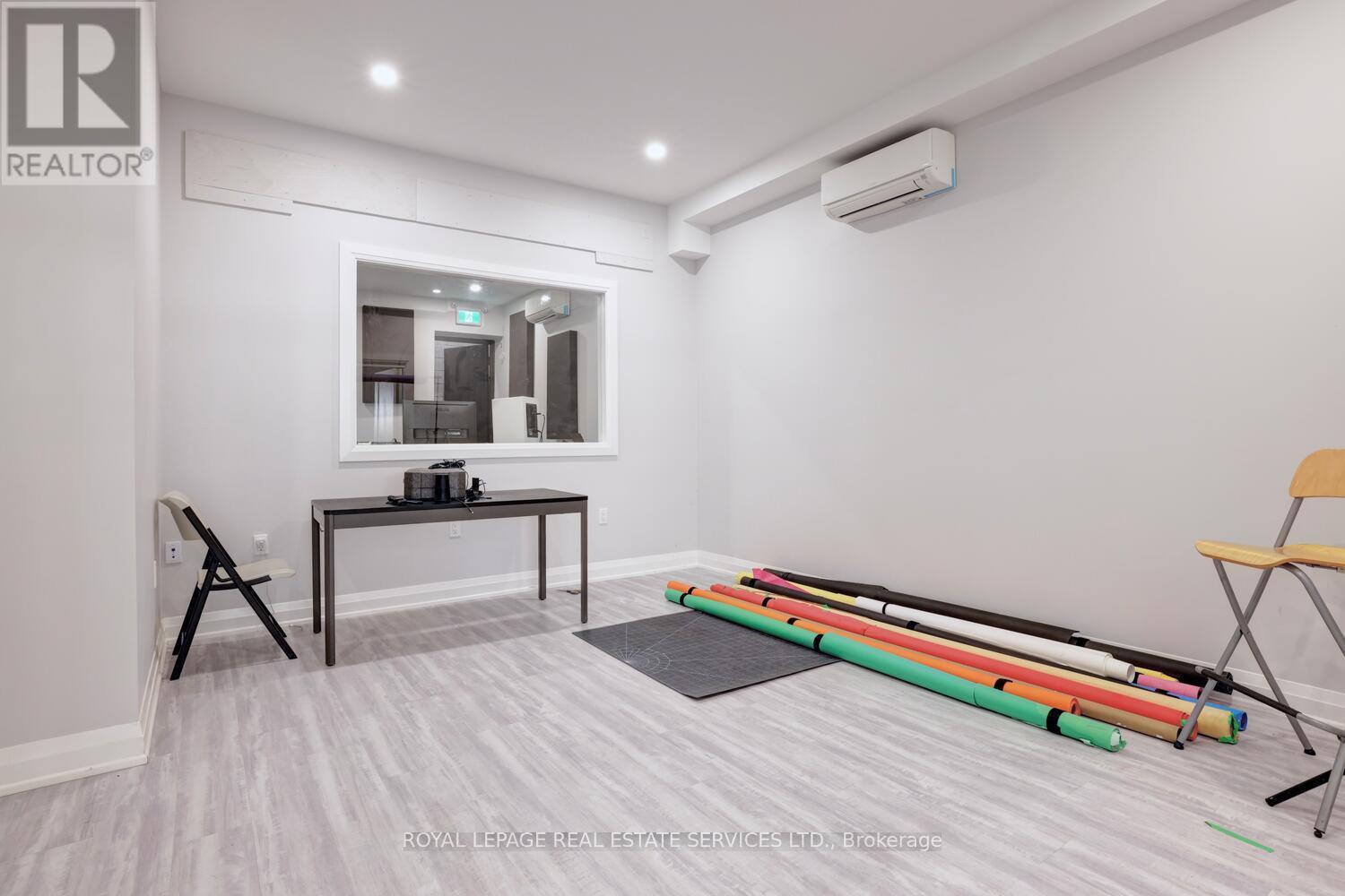 












894 COLLEGE STREET

,
Toronto,




Ontario
M6H1A4

