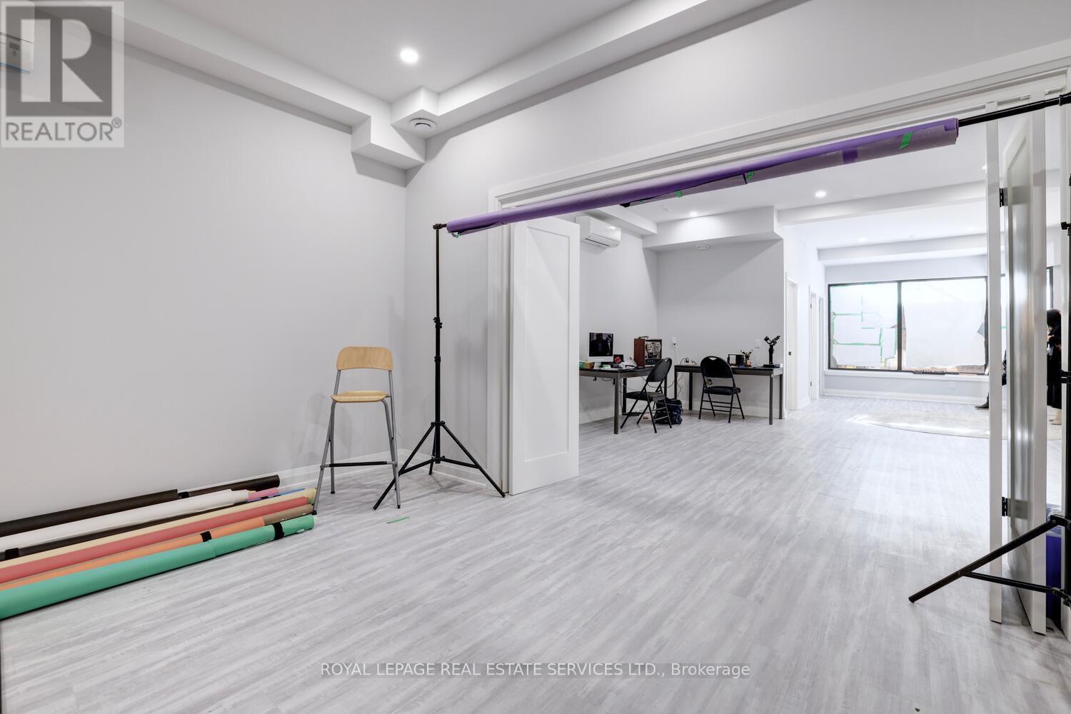 












894 COLLEGE STREET

,
Toronto,




Ontario
M6H1A4

