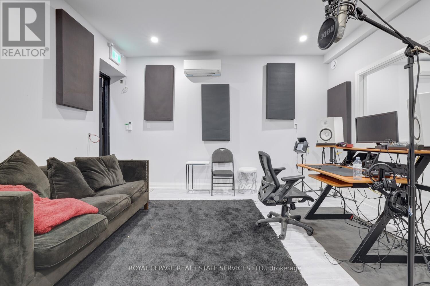 












894 COLLEGE STREET

,
Toronto,




Ontario
M6H1A4

