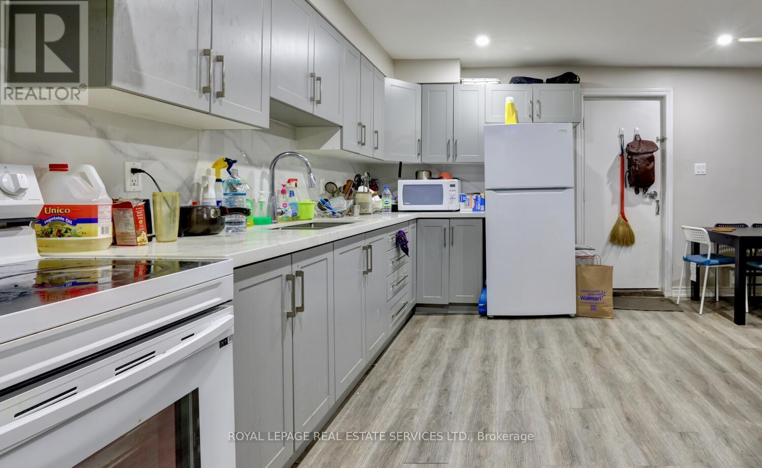 












894 COLLEGE STREET

,
Toronto,




Ontario
M6H1A4

