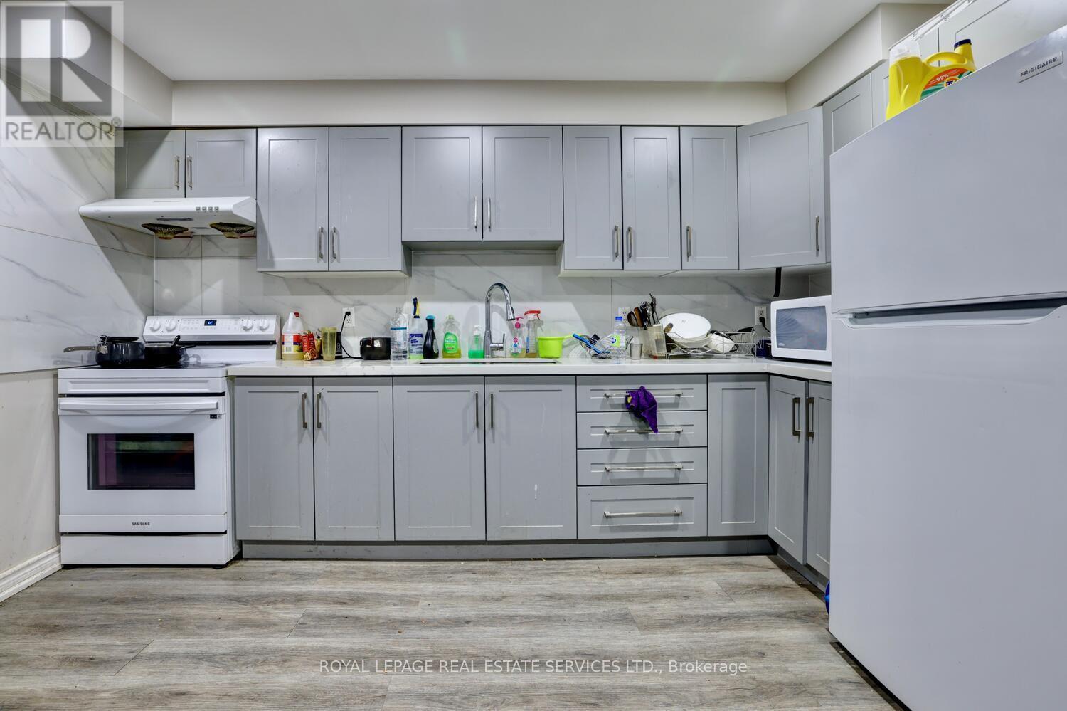 












894 COLLEGE STREET

,
Toronto,




Ontario
M6H1A4

