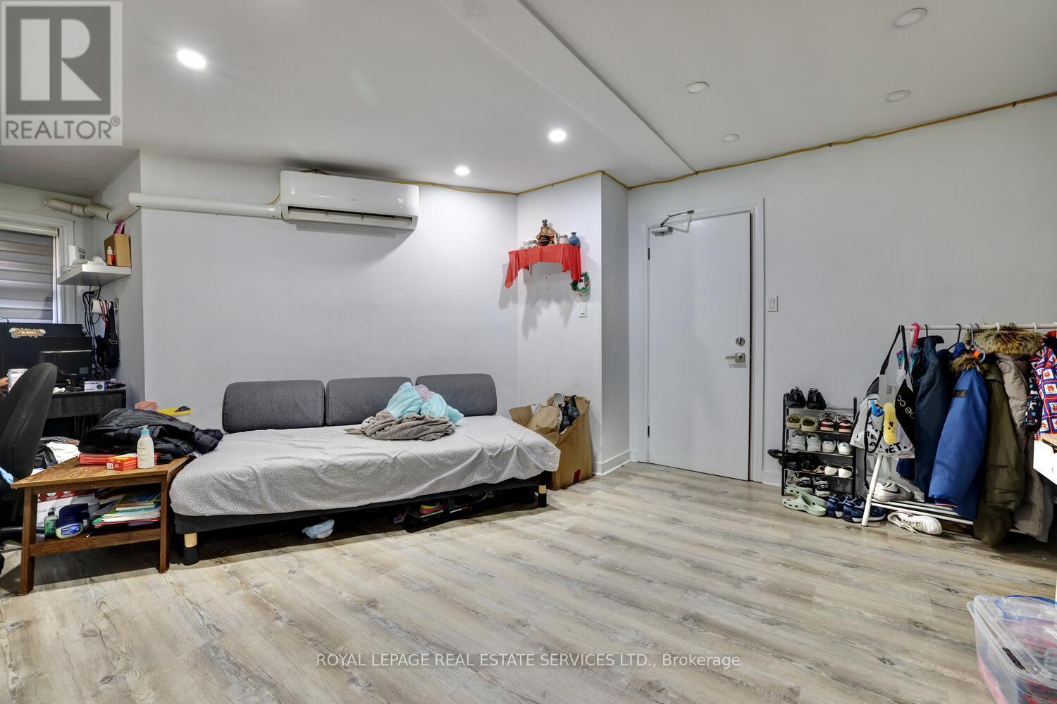 












894 COLLEGE STREET

,
Toronto,




Ontario
M6H1A4

