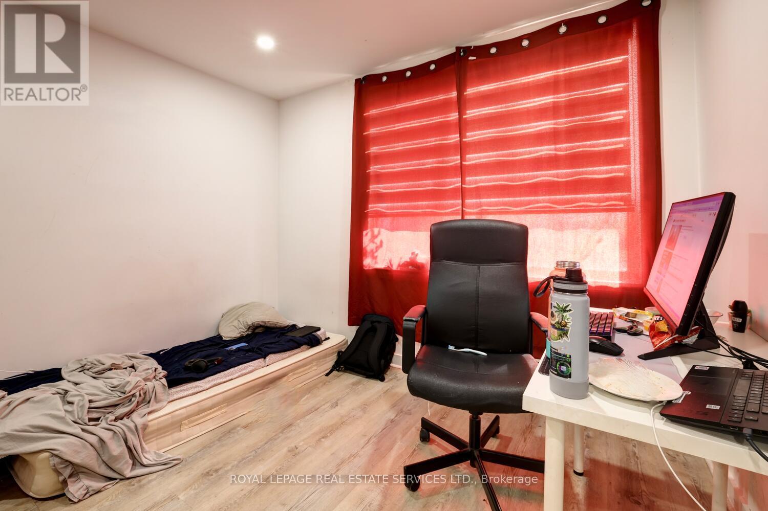 












894 COLLEGE STREET

,
Toronto,




Ontario
M6H1A4

