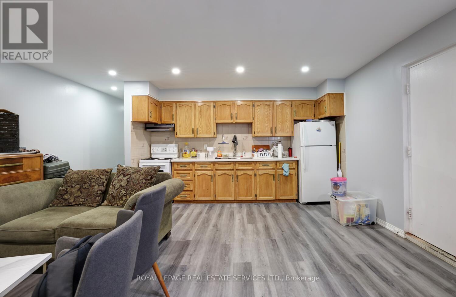 












894 COLLEGE STREET

,
Toronto,




Ontario
M6H1A4

