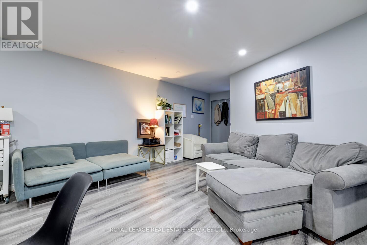 












894 COLLEGE STREET

,
Toronto,




Ontario
M6H1A4

