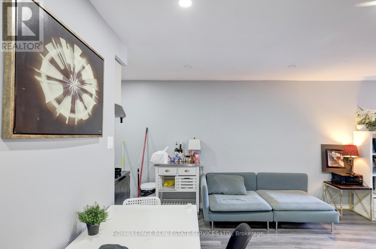 












894 COLLEGE STREET

,
Toronto,




Ontario
M6H1A4

