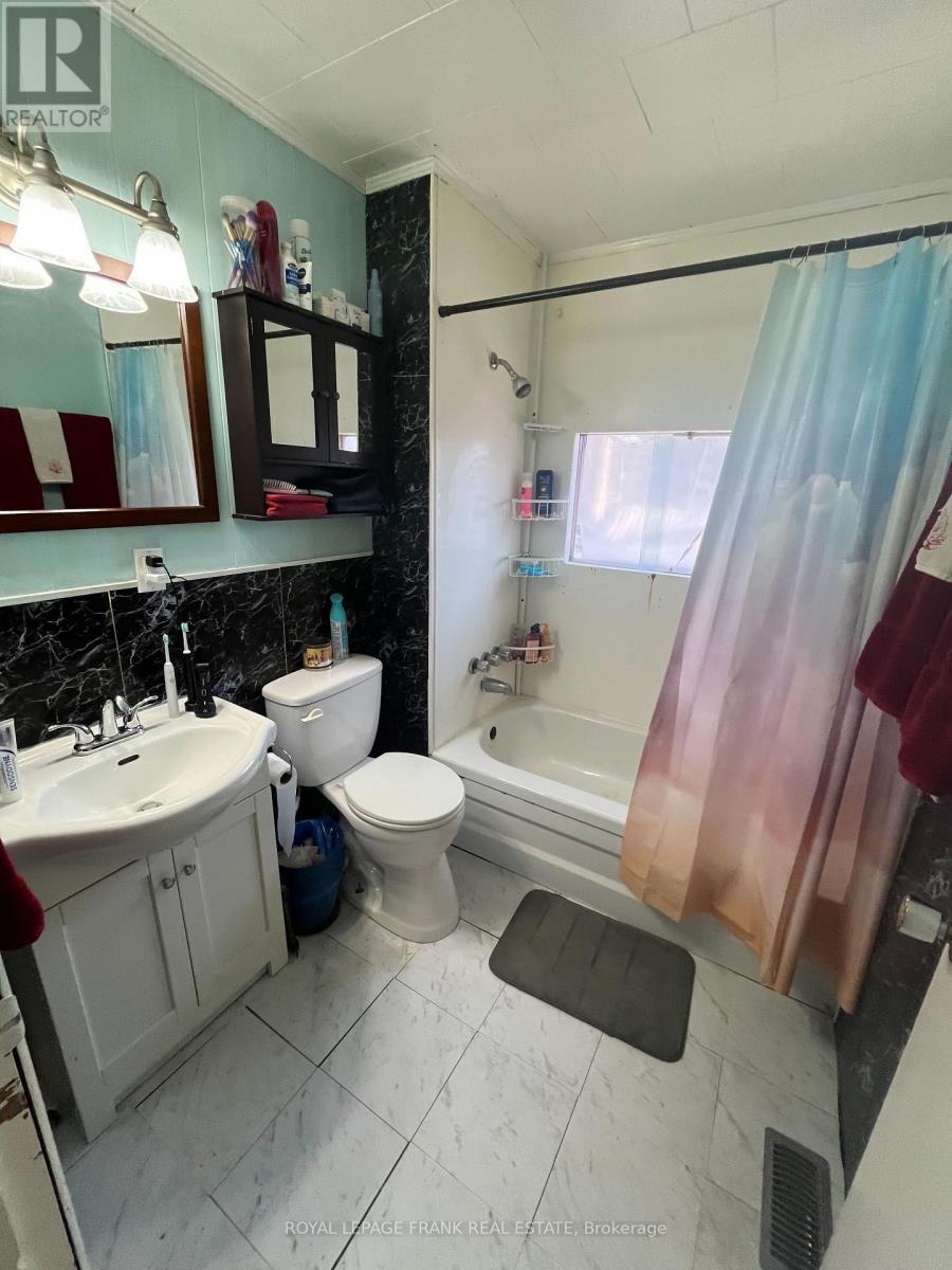 












27668 HWY 28

,
Faraday,




Ontario
K0L1C0

