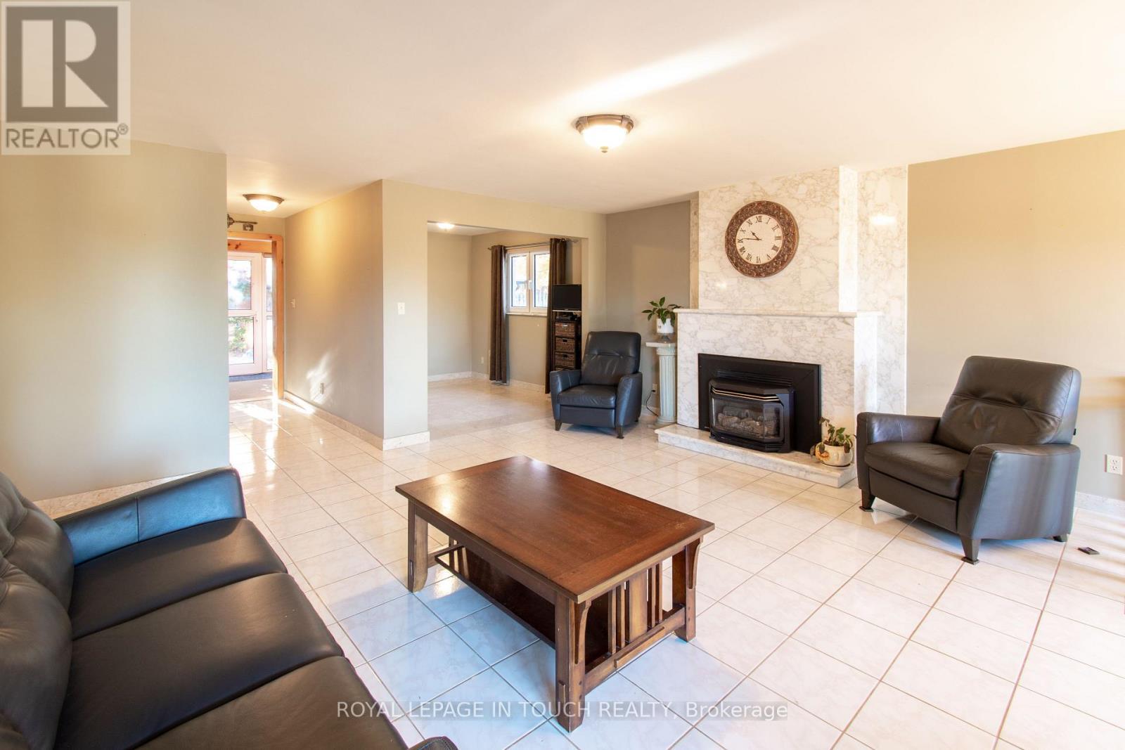 












21 ROBINS POINT ROAD

,
Tay,




Ontario
L0K2A0

