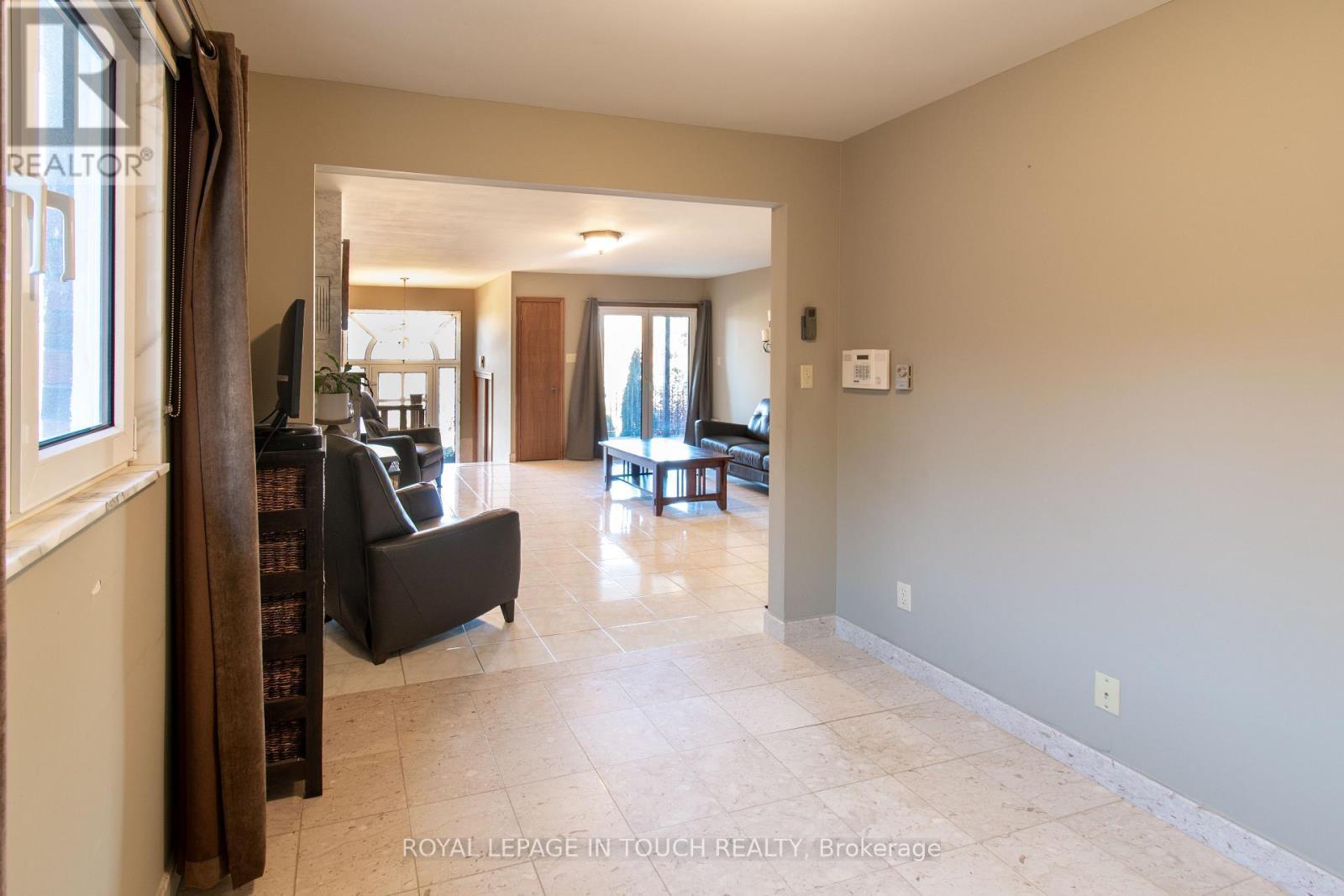 












21 ROBINS POINT ROAD

,
Tay,




Ontario
L0K2A0

