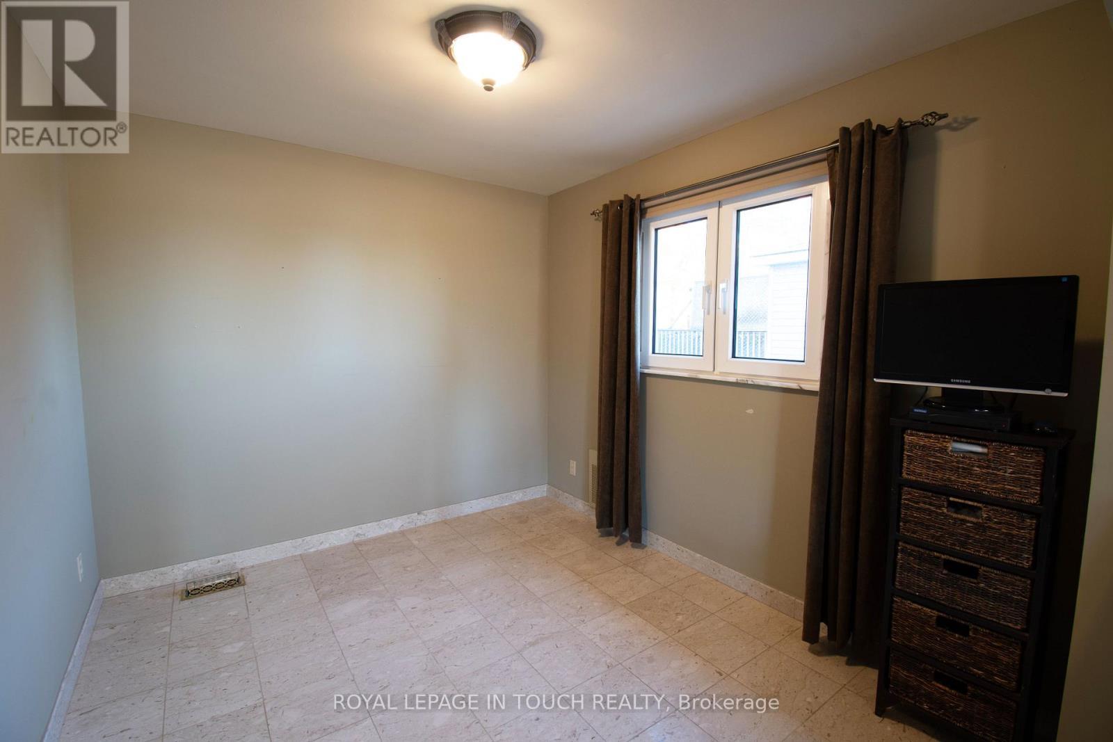 












21 ROBINS POINT ROAD

,
Tay,




Ontario
L0K2A0

