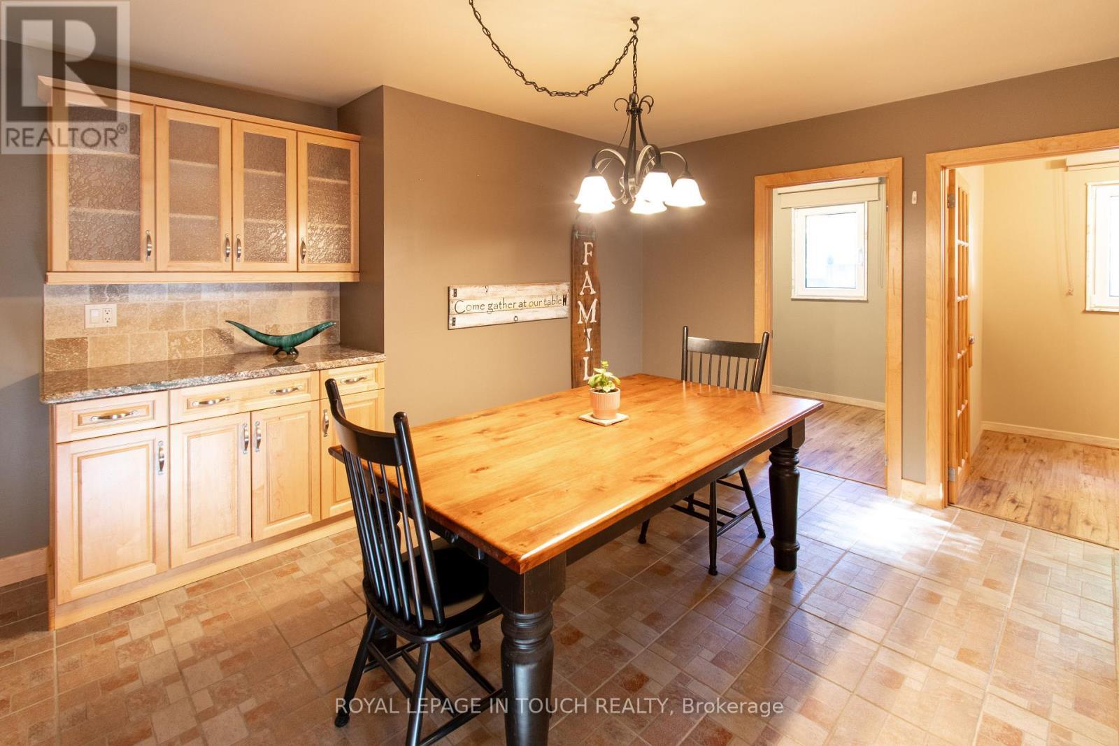 












21 ROBINS POINT ROAD

,
Tay,




Ontario
L0K2A0

