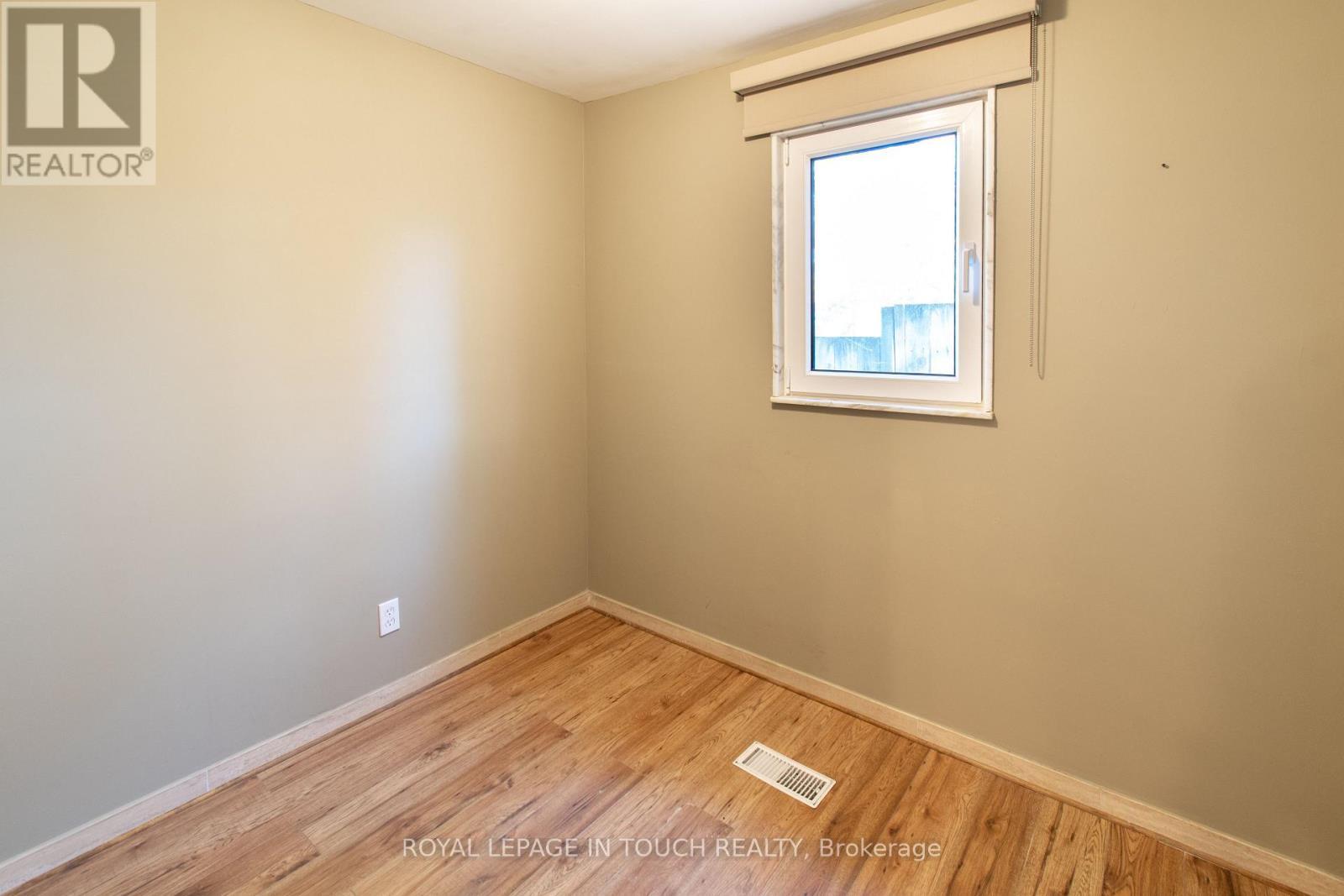 












21 ROBINS POINT ROAD

,
Tay,




Ontario
L0K2A0

