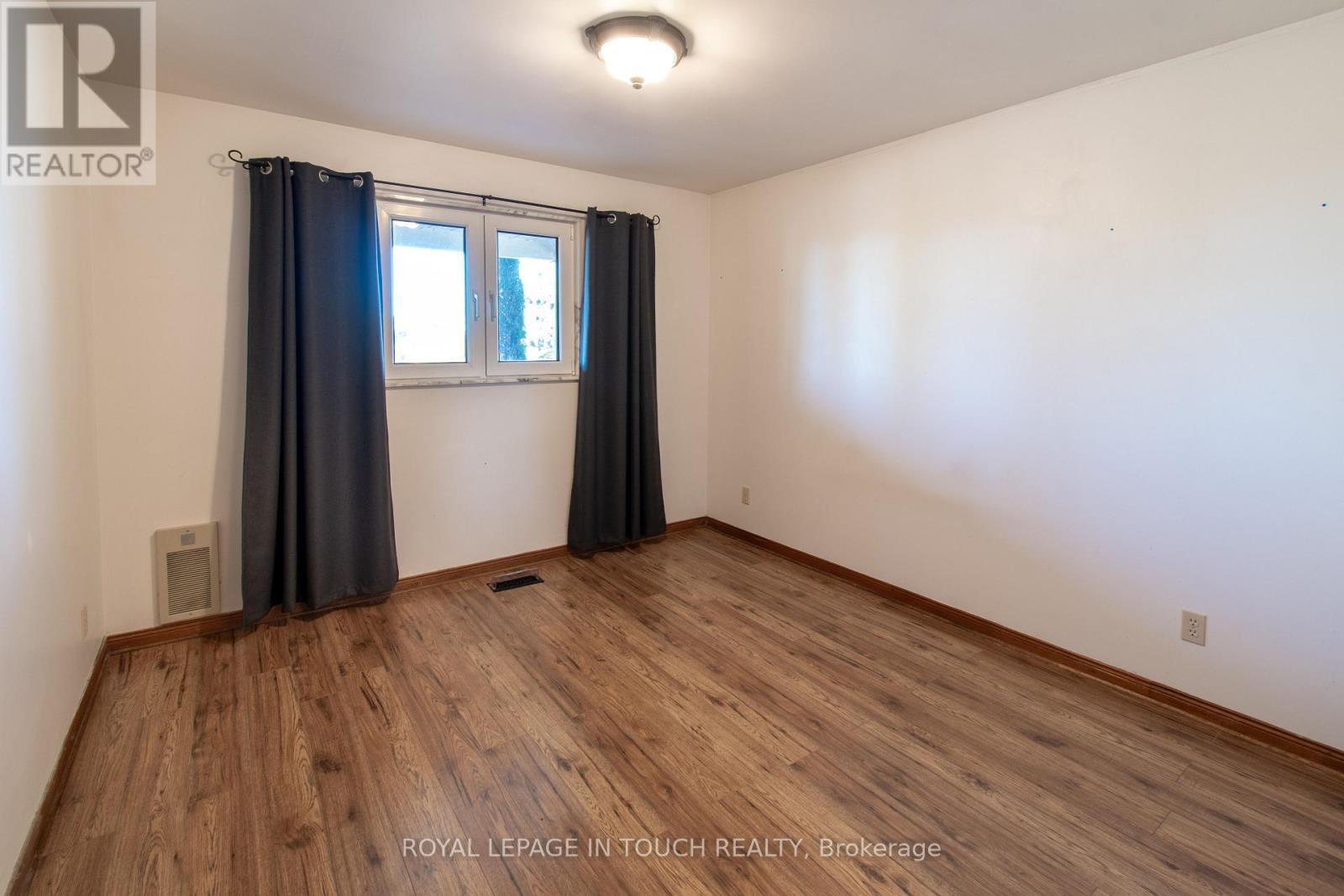 












21 ROBINS POINT ROAD

,
Tay,




Ontario
L0K2A0

