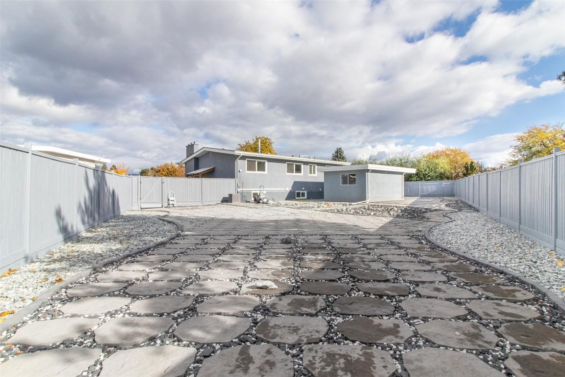 









1352


Alder

Court,
Kelowna,




BC
V1Y 3P9

