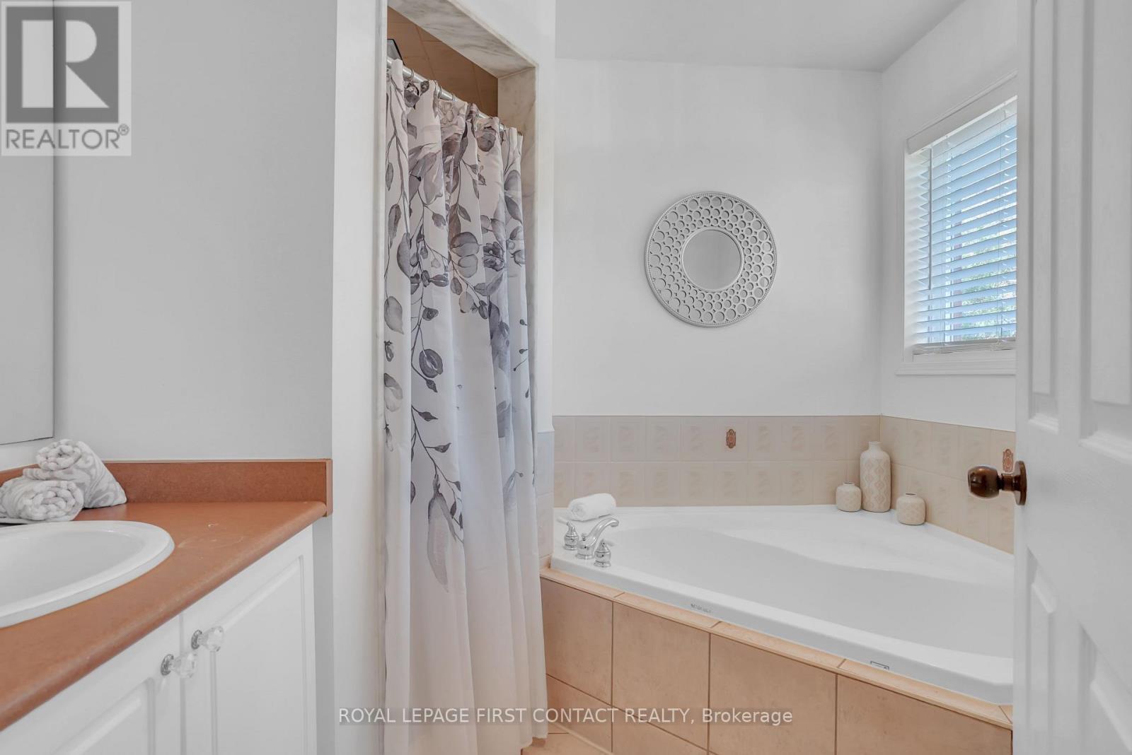 












1328 VINCENT CRESCENT

,
Innisfil,




Ontario
L9S1Z8

