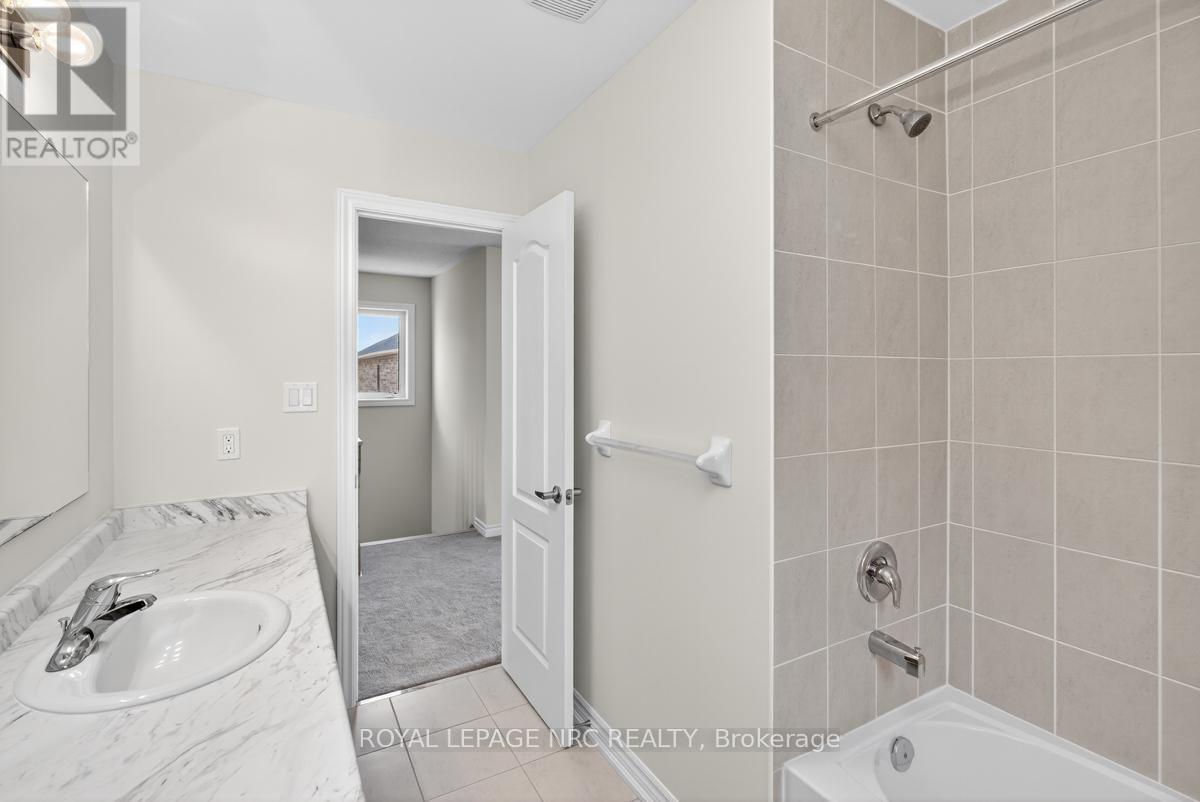 












49 HUNTSWORTH AVENUE

,
Thorold (Thorold Downtown),




Ontario
L2V0N2

