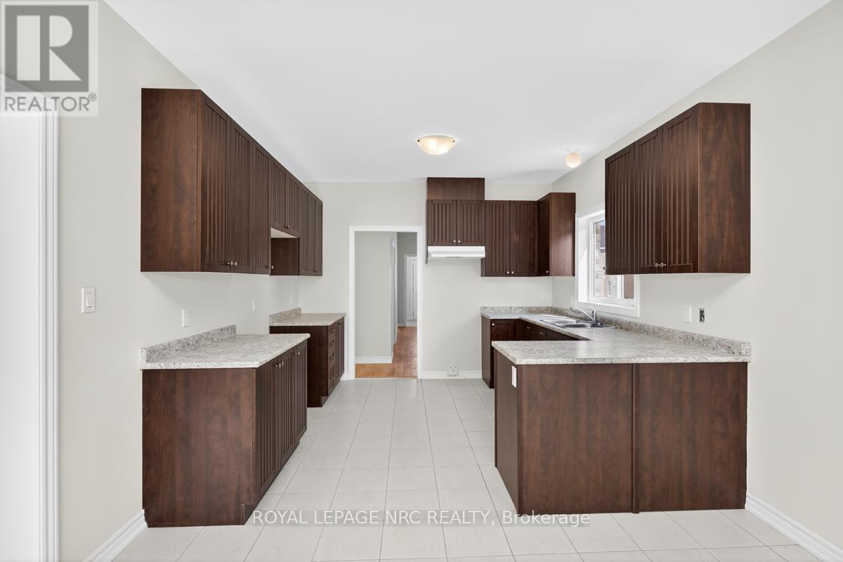 












49 HUNTSWORTH AVENUE

,
Thorold (Thorold Downtown),




Ontario
L2V0N2

