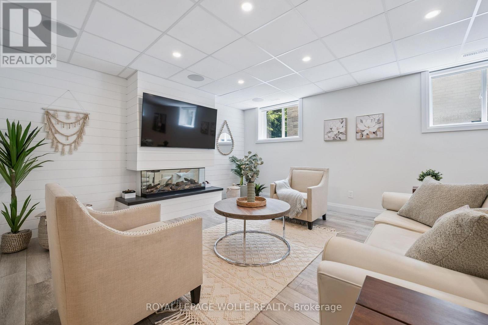 












186 TIMBER TRAIL ROAD

,
Woolwich,




Ontario
N3B0C7

